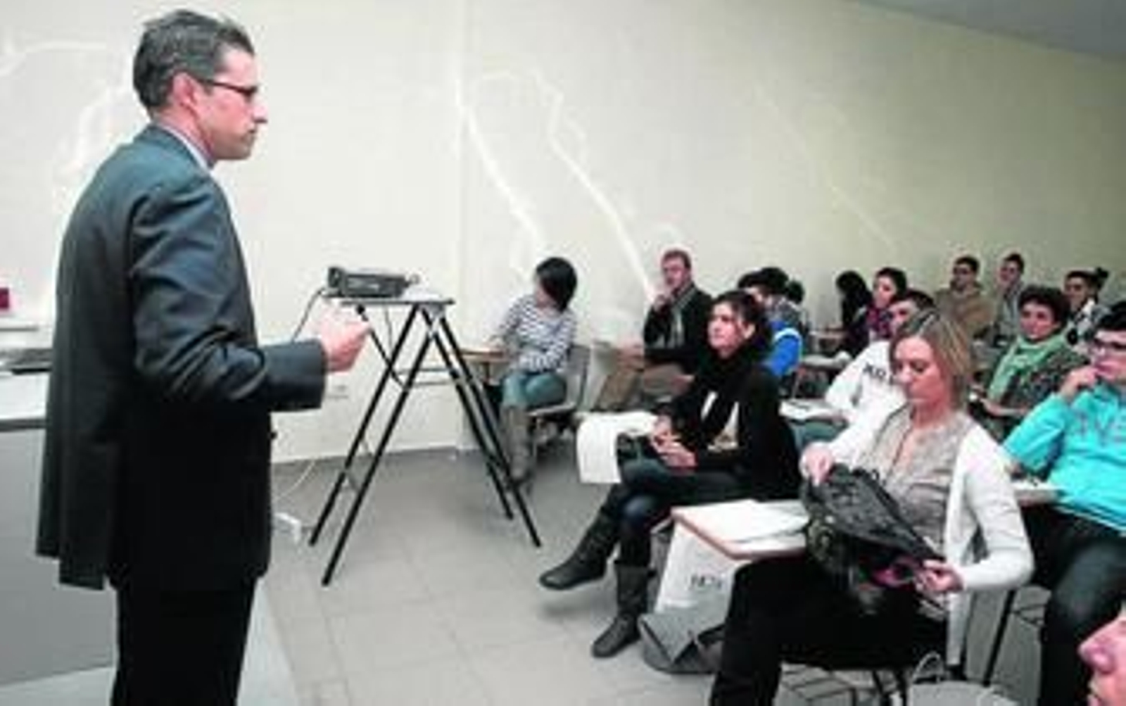 El subdirector general de Seguridad, Contaminación e Inspección Marítima, Víctor Jiménez, se dirige al alumnado.