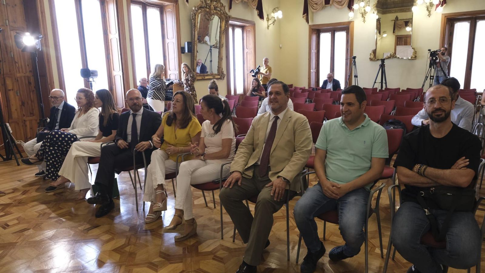 La consejera junto a la delegada del gobierno de la Junta de Andalucía en Almería, Aránzazu Martín, y el delegado territorial de Desarrollo Educativo, Francisco Alonso, además de representantes de centros educativos que imparte FP en la provincia