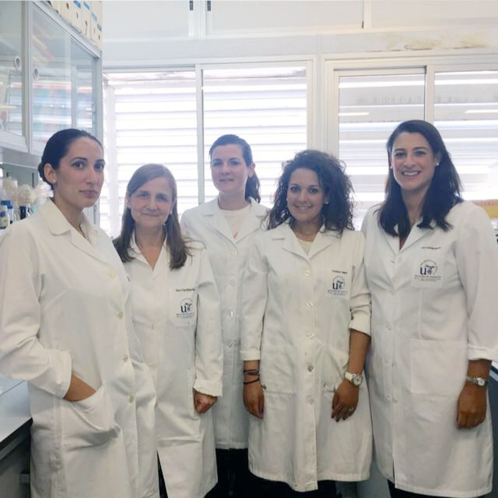 Carolina Sousa, segunda por la izquierda, con su equipo de investigación.