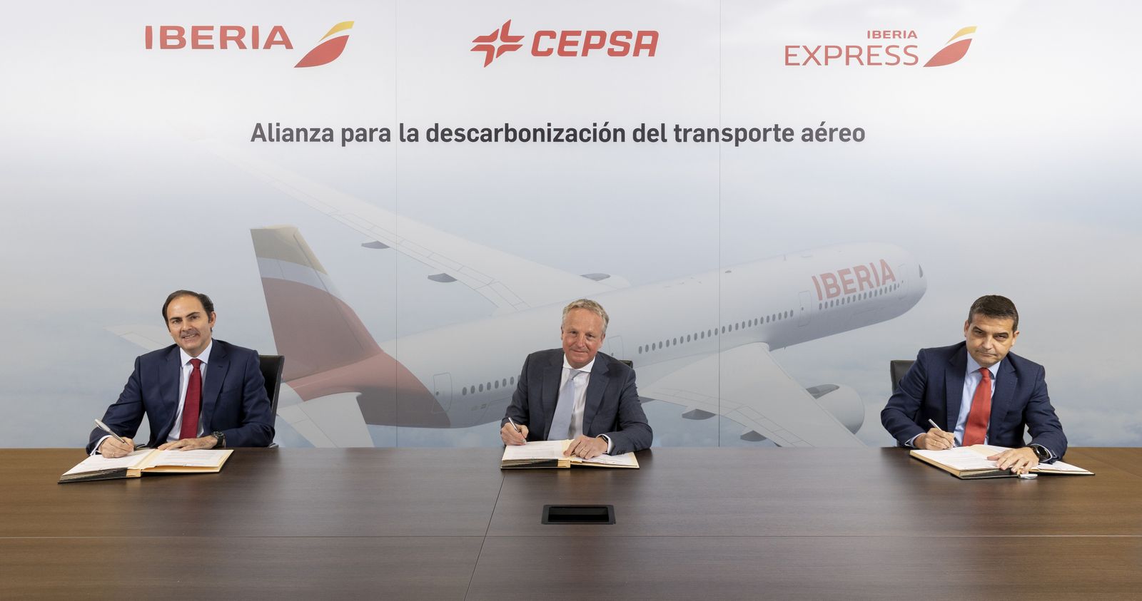 Javier Sánchez-Prieto, presidente y CEO de Iberia; Maarten Wetselaar, CEO de Cepsa, y Carlos Gómez, CEO de Iberia Express, firman el acuerdo.