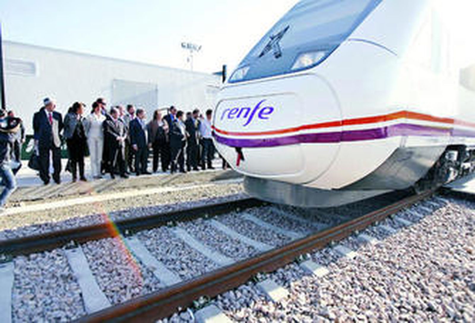 Un tren de Alta Velocidad en su salida desde Sevilla.