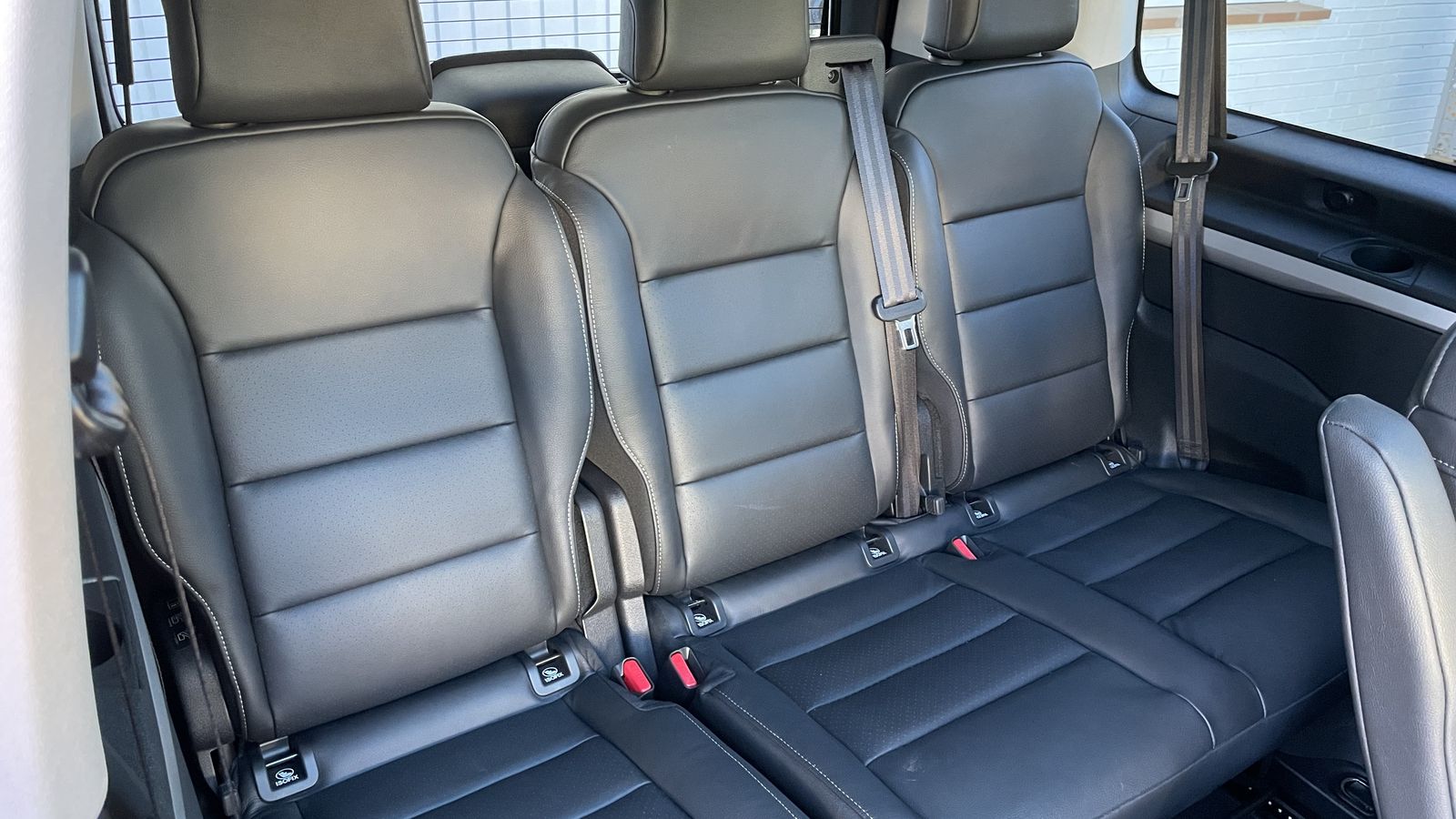 Estos asientos, los de la tercera fila, también pueden regularse longitudinalmente o en inclinación. Y, por supuesto, los respaldos pueden abatirse o, todos ellos, plegarse.