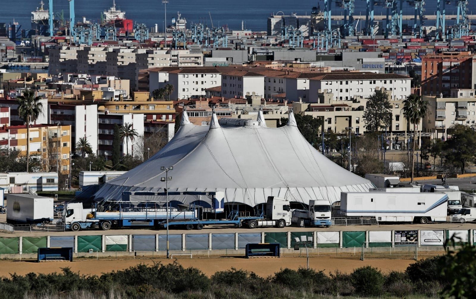La carpa cedida para el Circo Berlín, ya instalada en el parque feria de Algeciras.