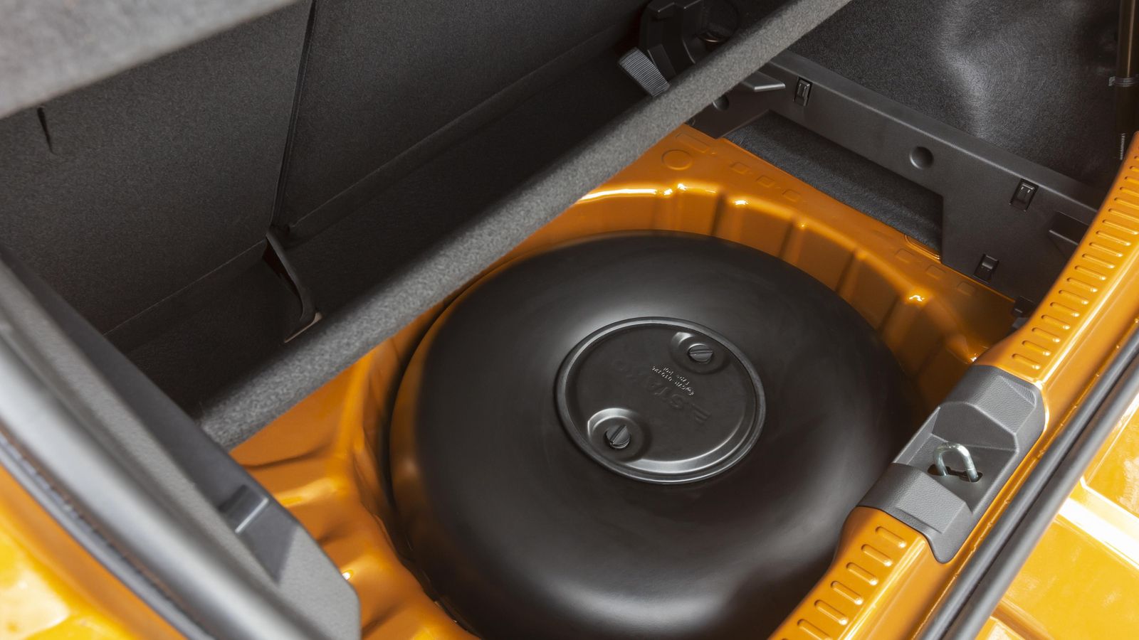 El depósito de gas, situado en lugar de la rueda de repuesto, no reduce la capacidad del maletero, pero sí elimina esa rueda y la sustituye por un kit de reparación de pinchazos.