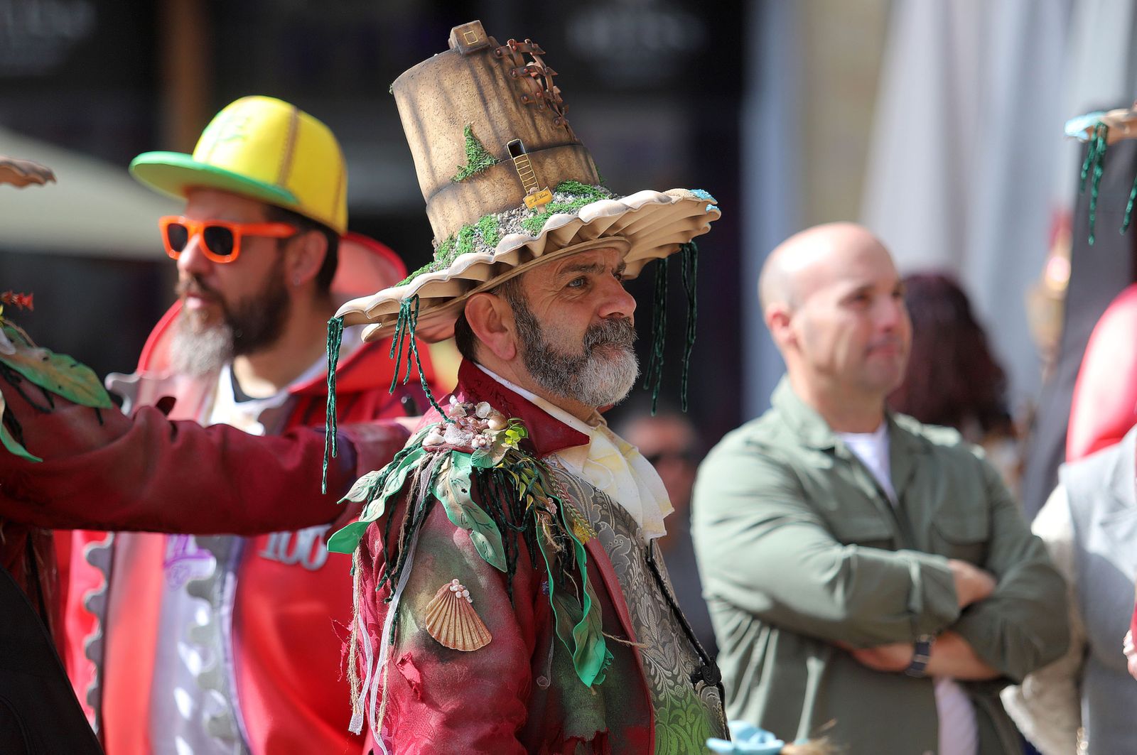 Imágenes del ambiente en la mañana de carnaval en Huelva