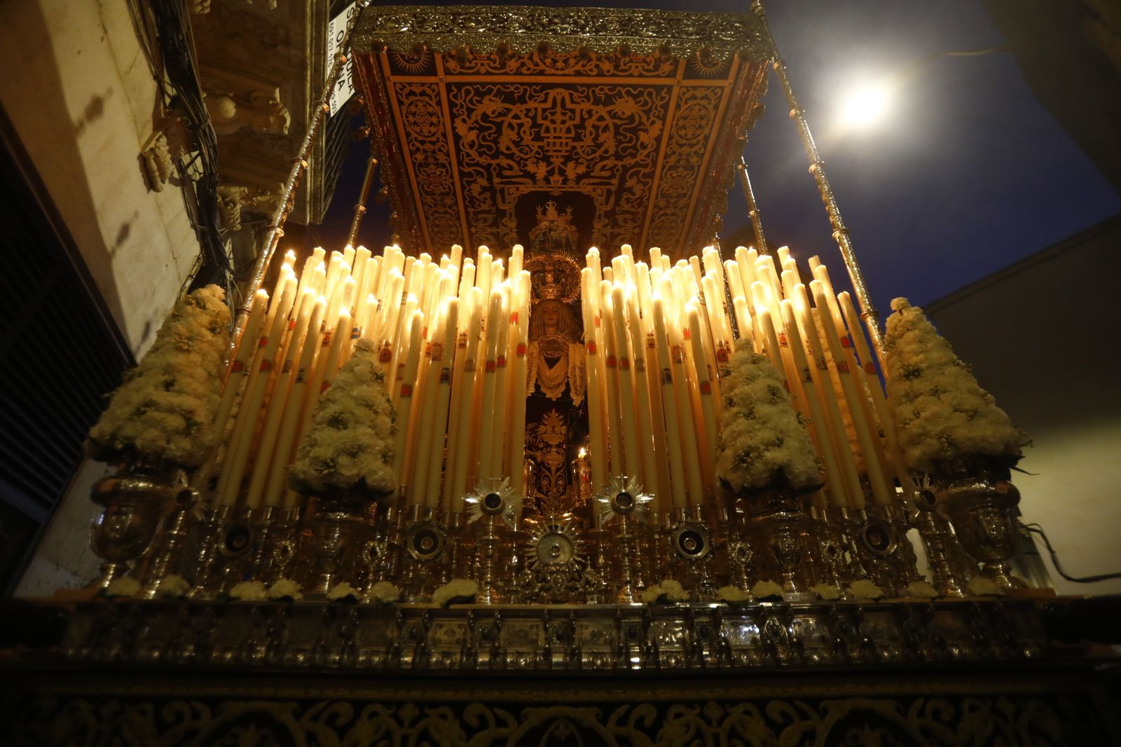 Viernes Santo en Córdoba: la procesión del Santo Sepulcro, en imágenes
