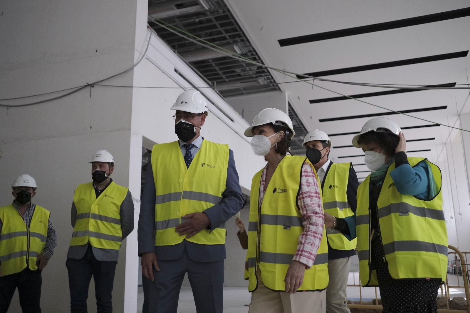 La visita de Carmen Calvo a las obras de la Biblioteca del Estado Grupo Cántico de Córdoba, en imágenes