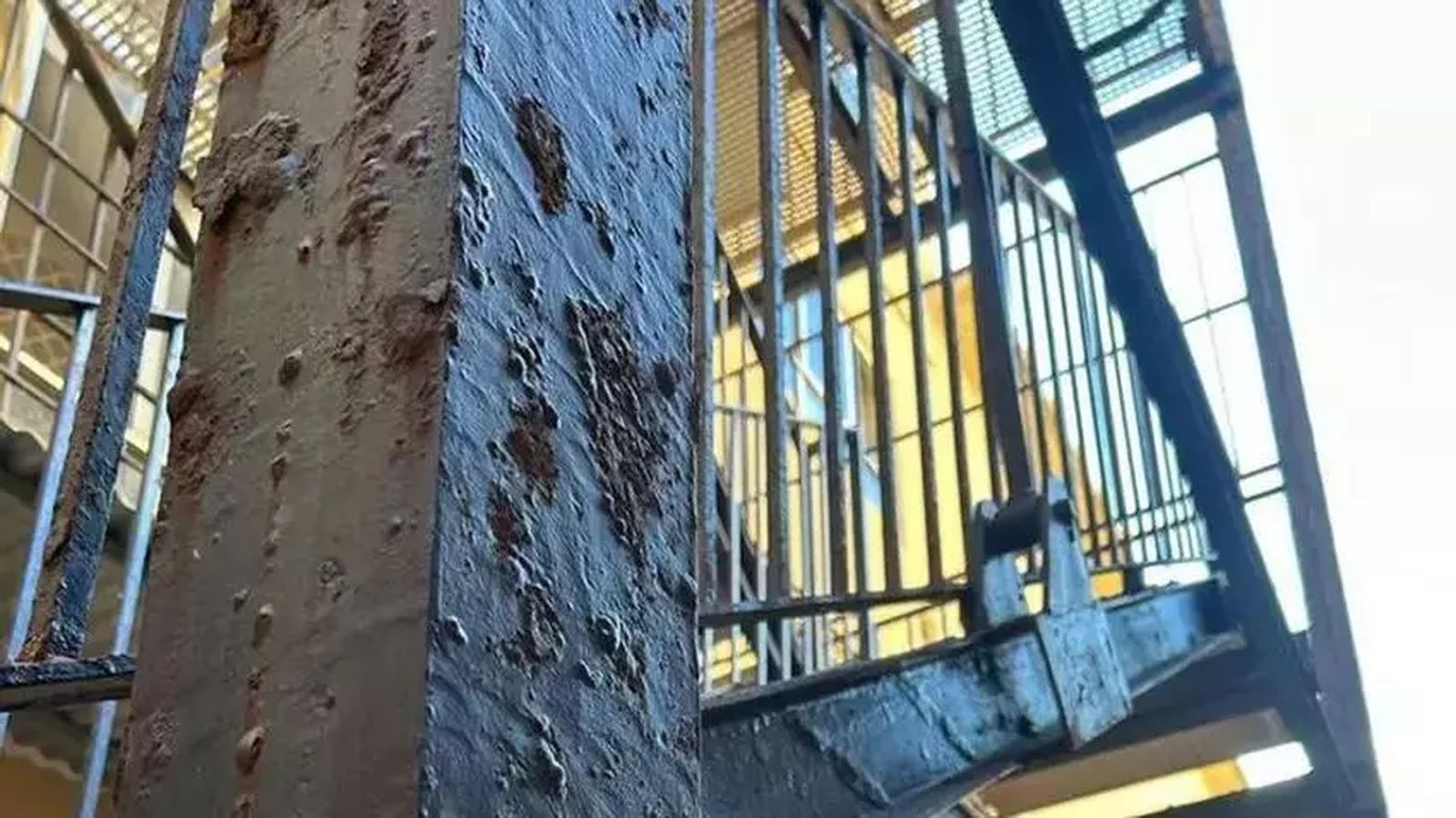 La escalera de evacuación contra incendios del edificio de los sindicatos está en muy mal estado y puede que no soportara el peso de mucha gente en el caso de una emergencia