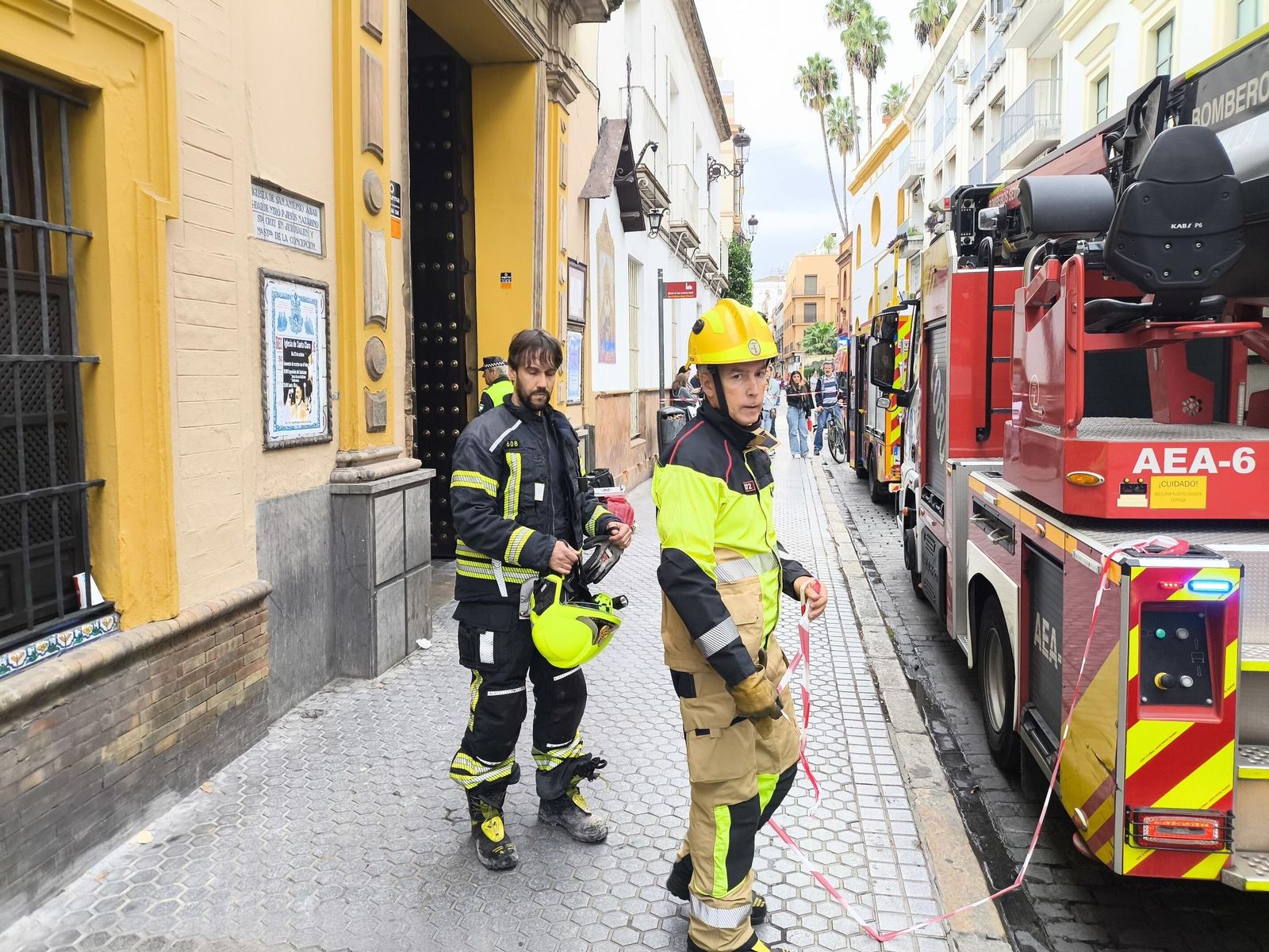Fotos del incendo en la iglesia de San Antonio Abad, sede de la hermandad del Silencio