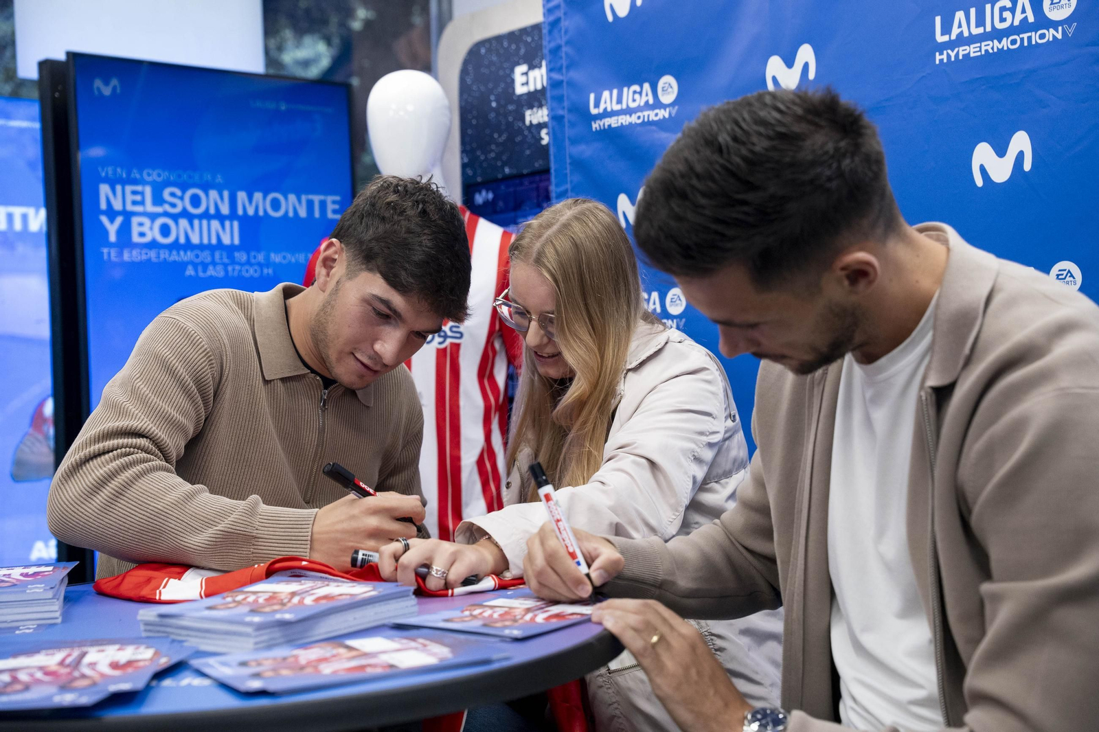 Las imágenes del encuentro con los aficionados de Monte y Bonini en el Paseo de Almería