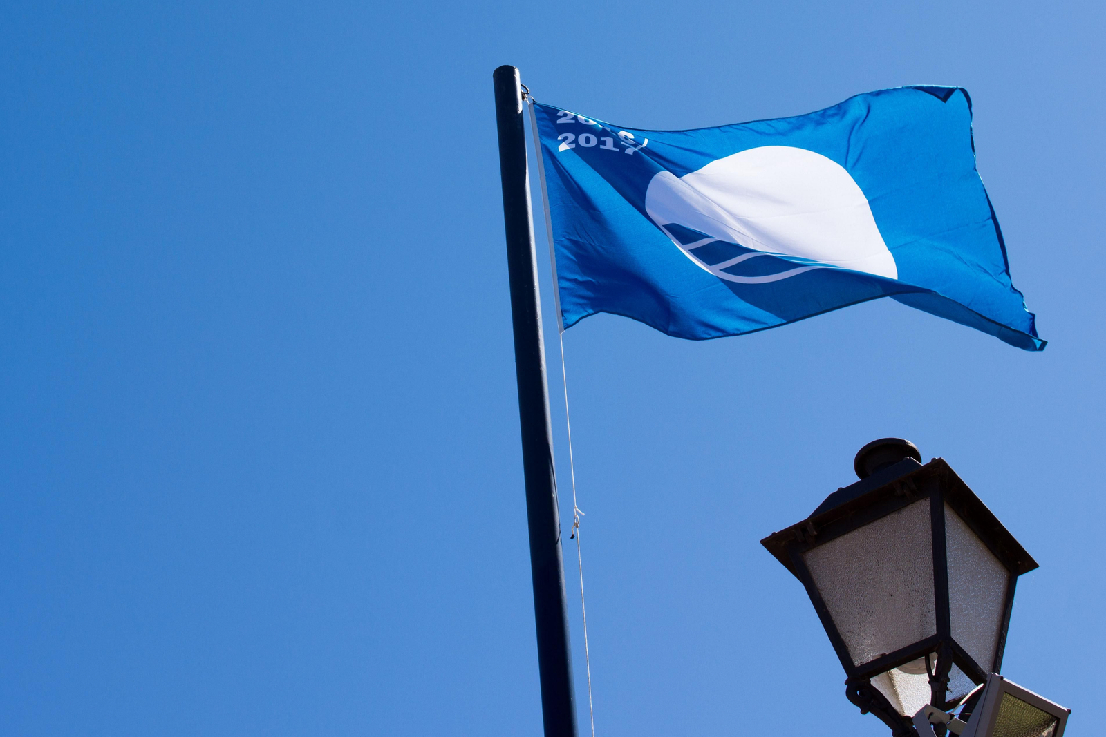 Imagen de archivo de una bandera azul en una playa ayamontina.