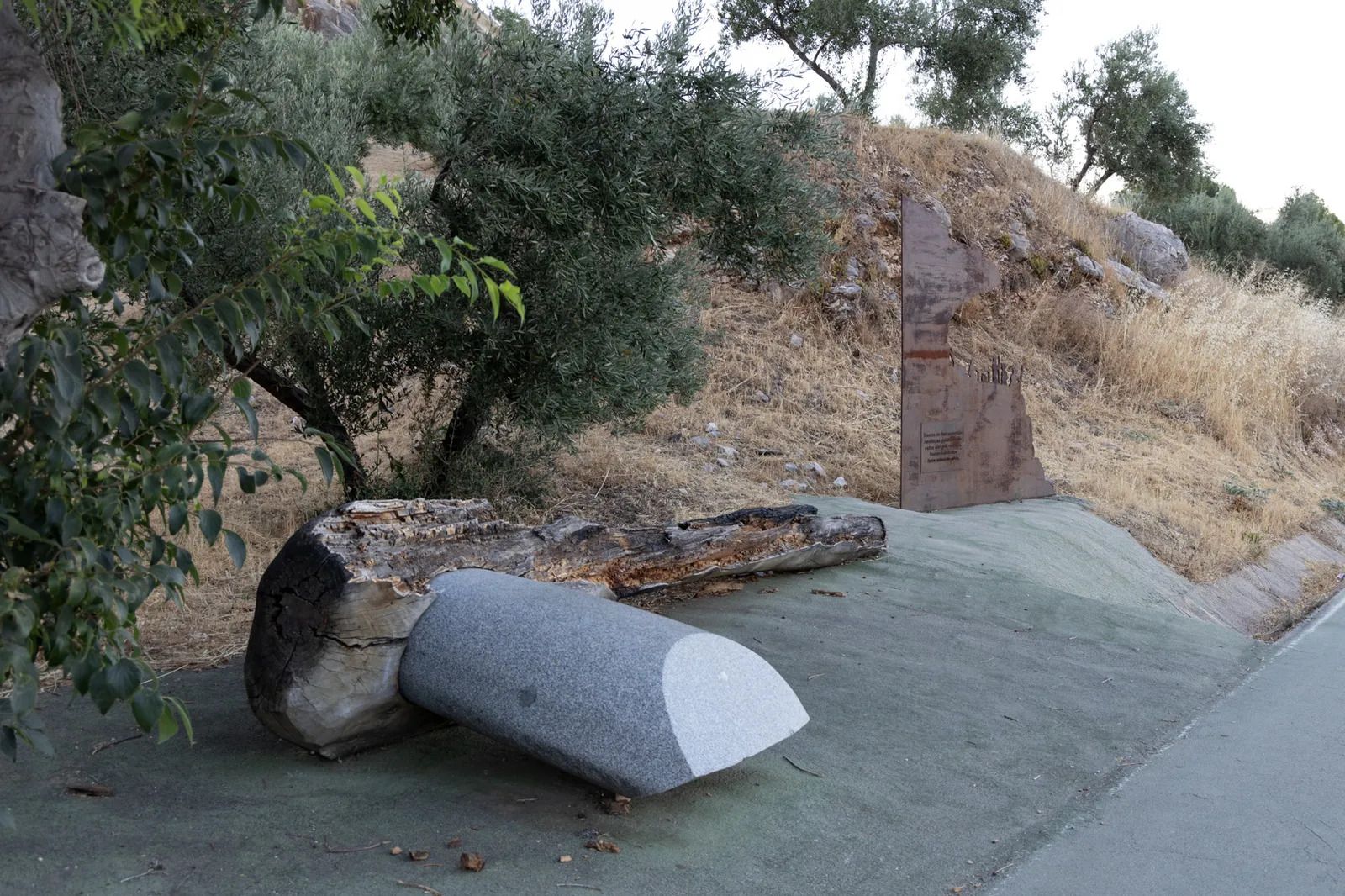 Un martillo enorme de otra época.