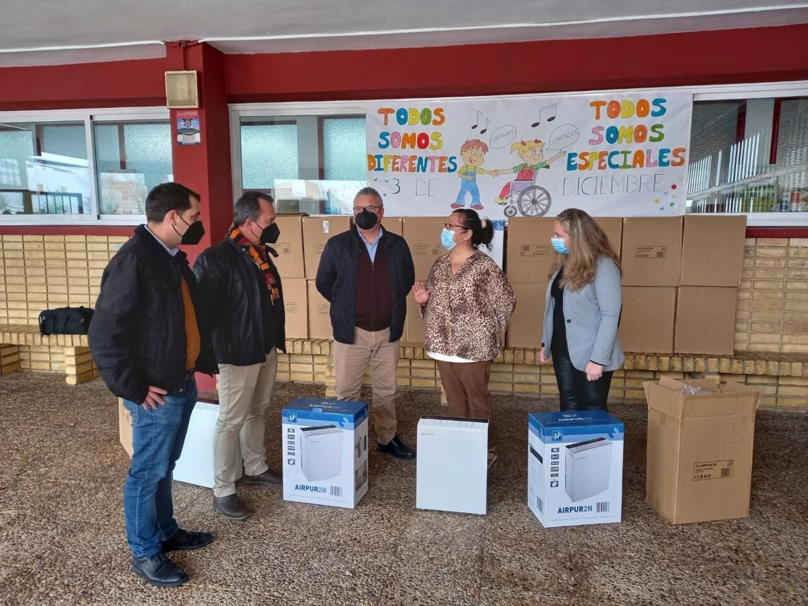 Entrega de purificadores de aire en los centros educativos.