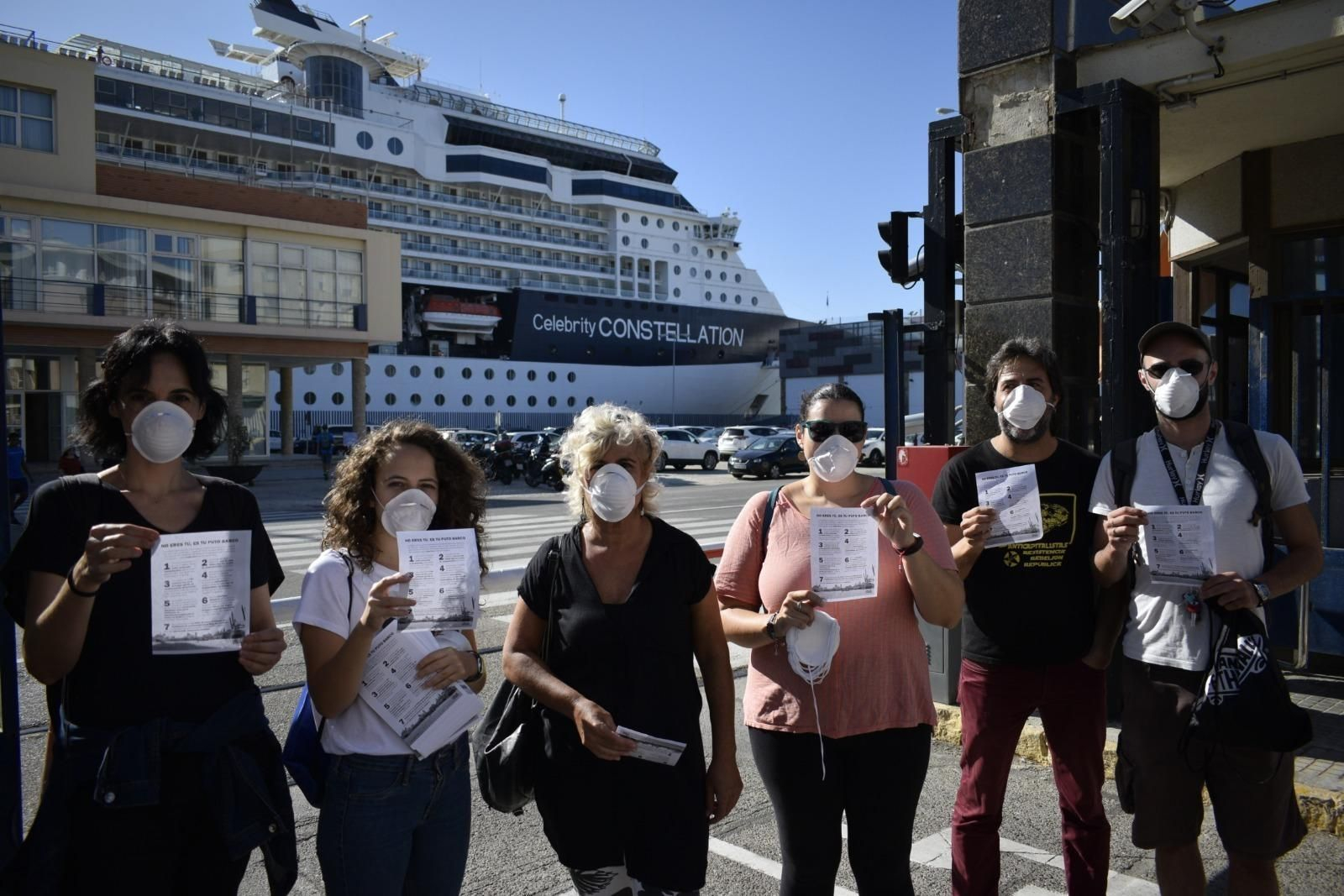 Activistas de Calle Viva, con mascarillas a la entrada del muelle de Cádiz