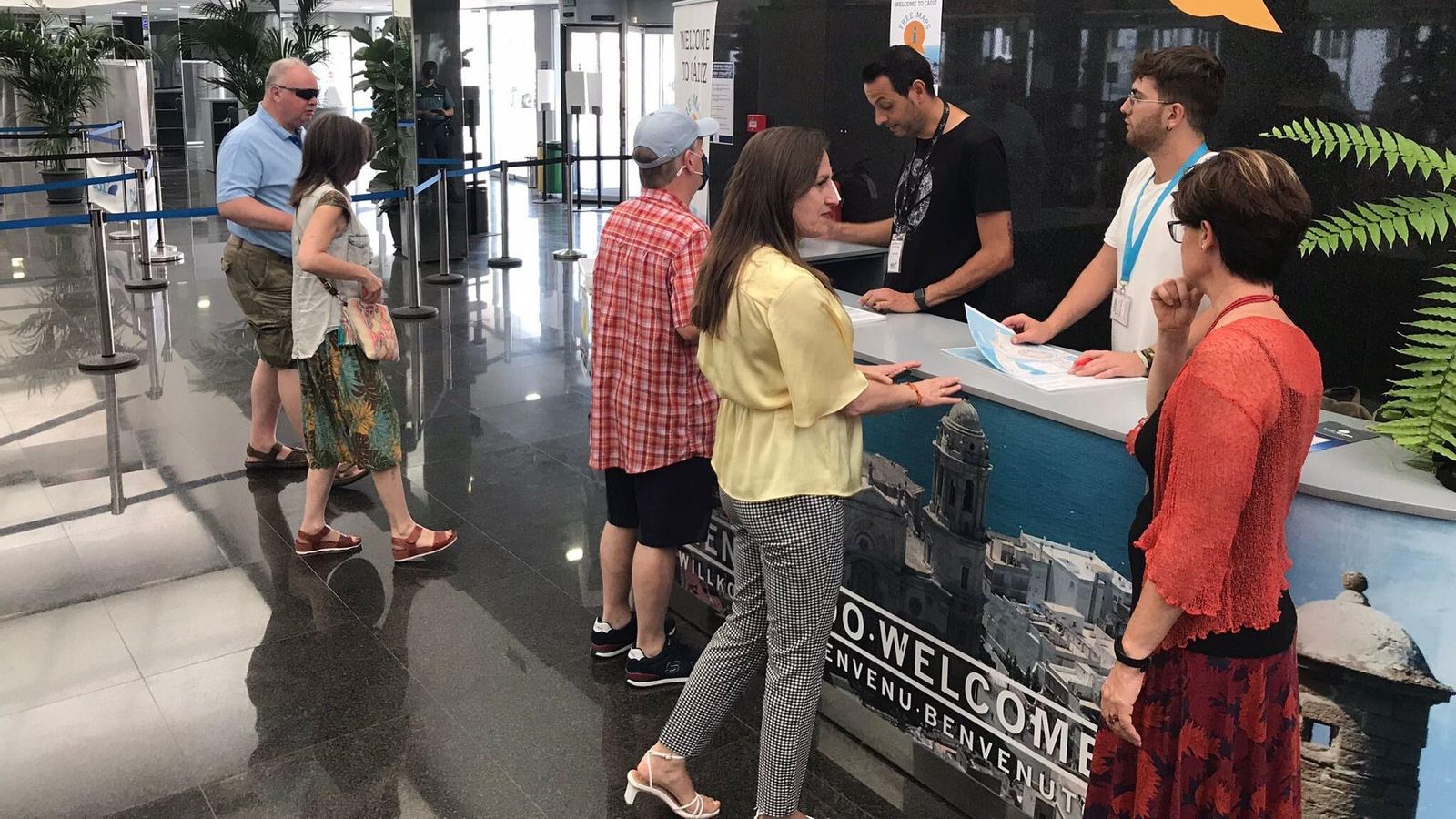 La concejala de Turismo, Regla Moreno, visita el punto de información turística para cruceros.