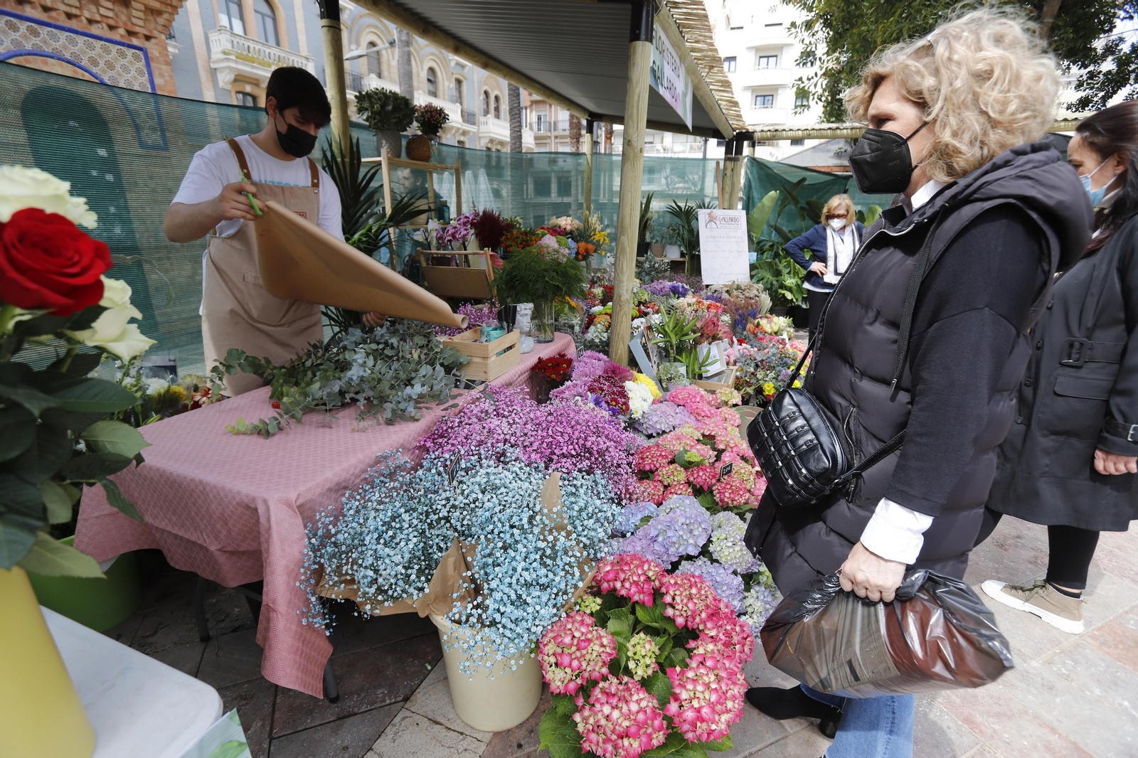 Imágenes del 'V Mercado de Flores y Plantas de Huelva' en la Plaza de Las Monjas