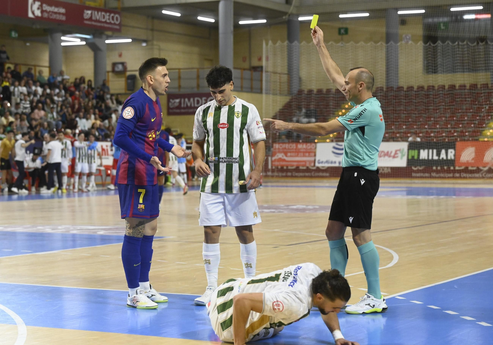 Las mejores fotos del ambiente en Vista Alegre para el Córdoba Futsal - Barça