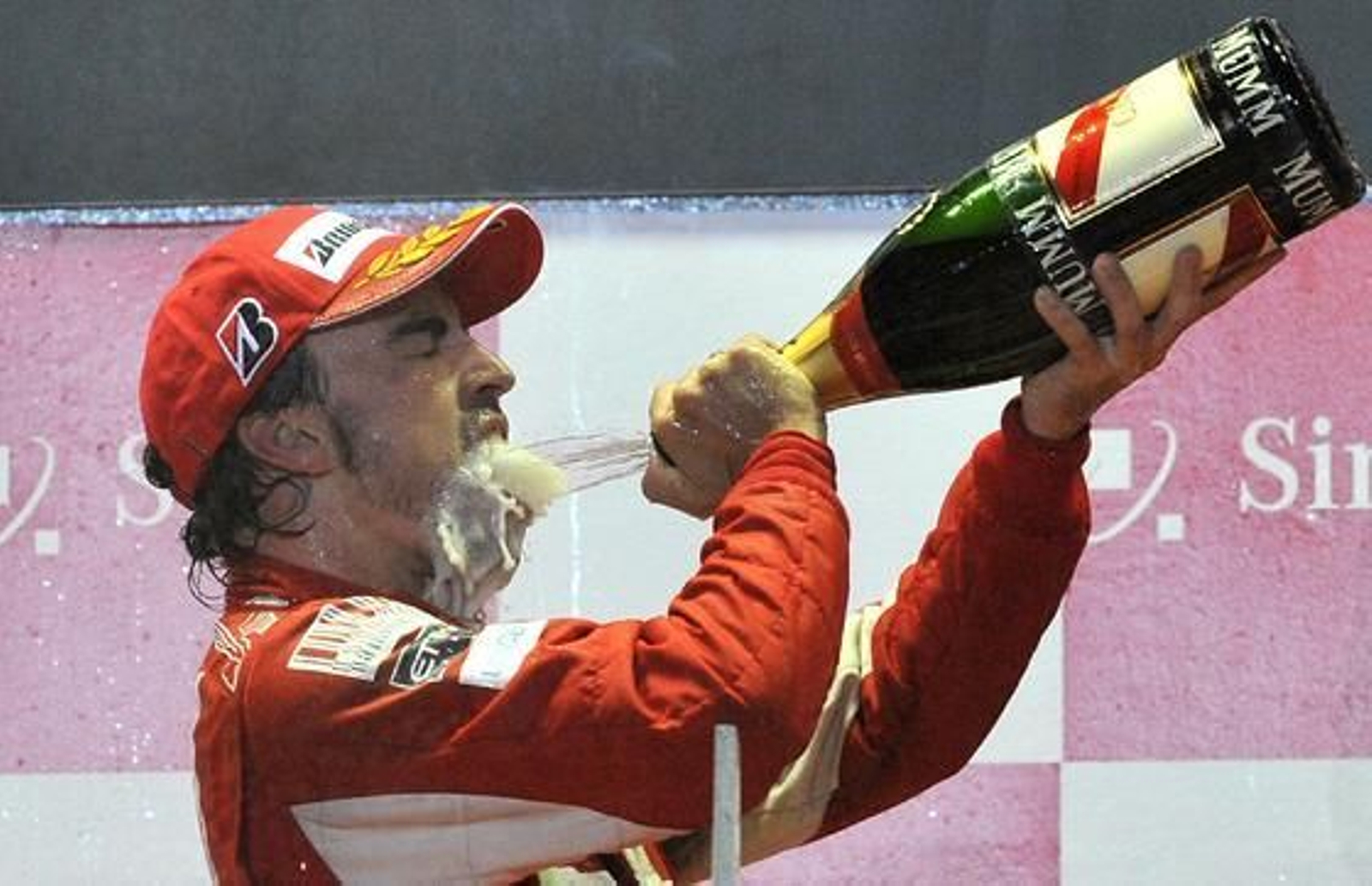 Fernando Alonso se acerca al liderato del Mundial tras ganar el Gran Premio de Singapur. / AFPFernando Alonso se acerca al liderato del Mundial tras ganar el Gran Premio de Singapur. / EFE