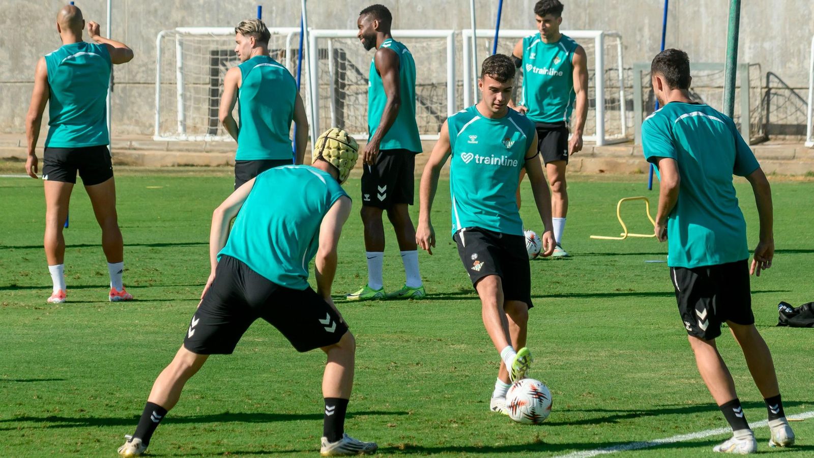 Entrenamiento del Betis previo al partido de Liga Europa ante el Ludogorets en Bulgaria.