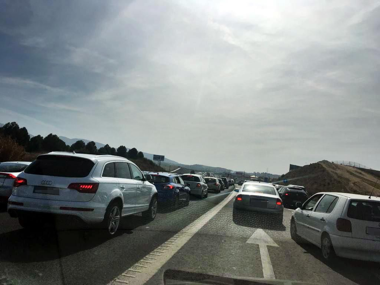 Hilera de coches atascados.