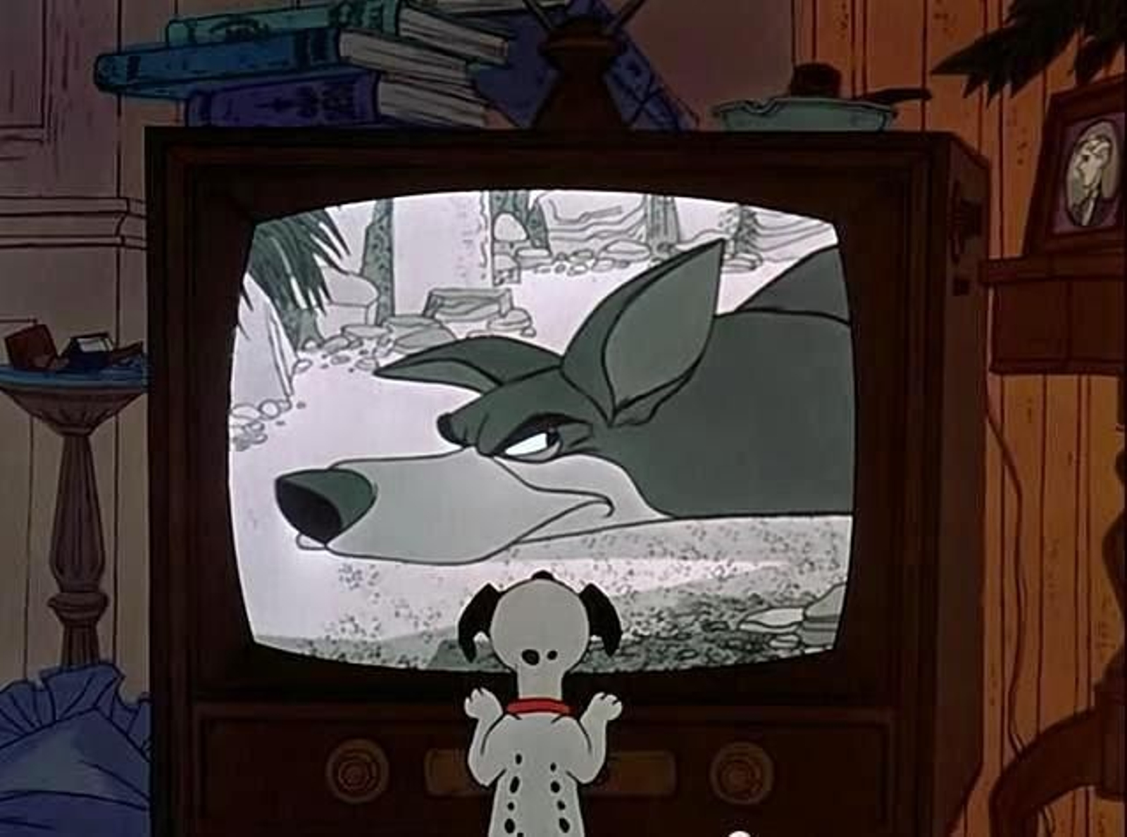 Un cachorro de dálmata se viraliza al estar sentado frente la televisión viendo la película 101 dálmatas