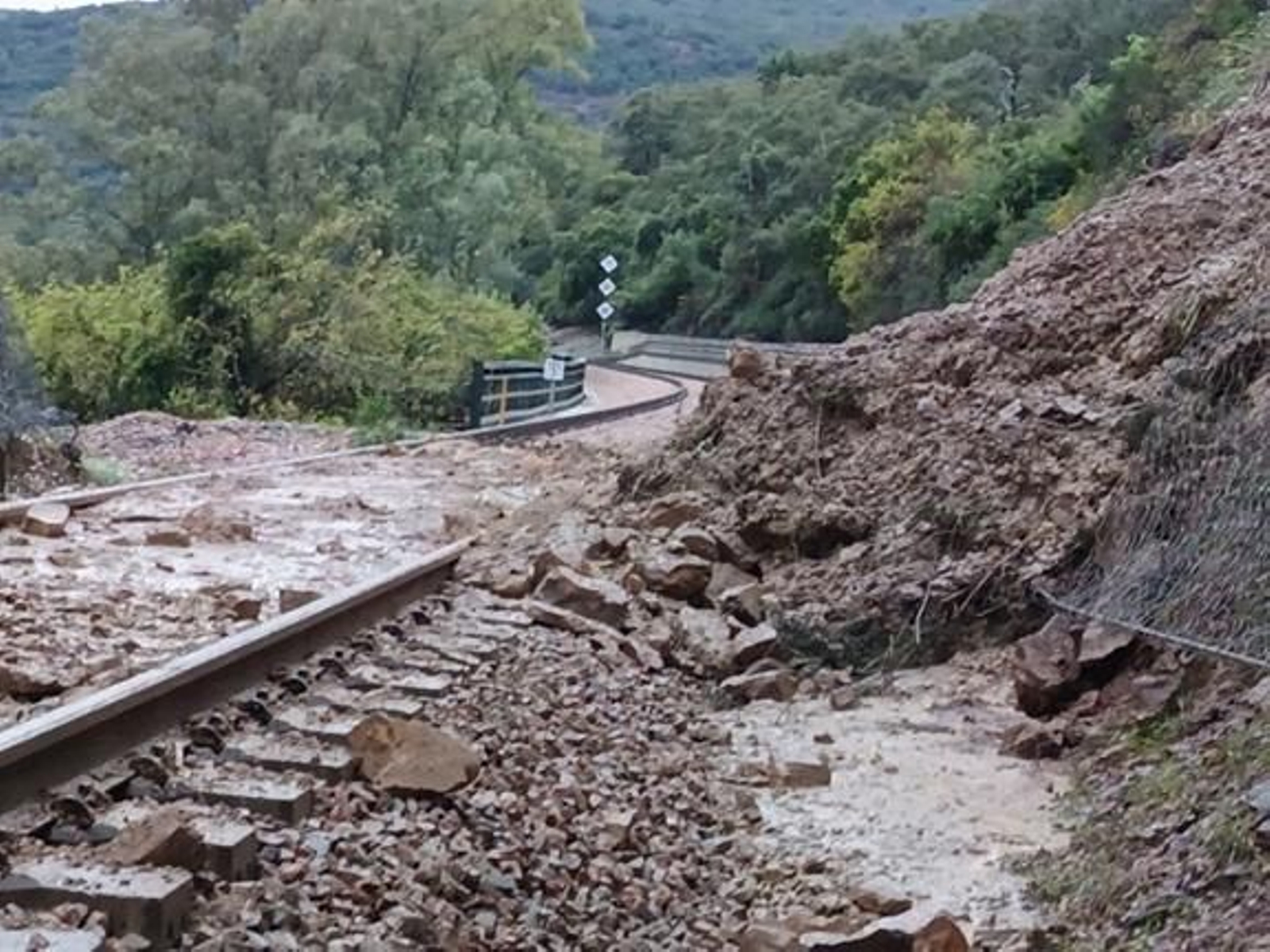 El desprendimiento de tierras sobre las vías del tren, a finales del pasado marzo.