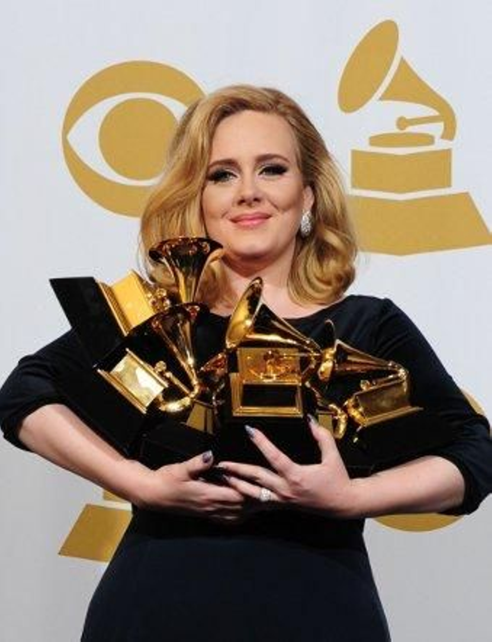 Adele reina en unos Grammy marcados por el dolor