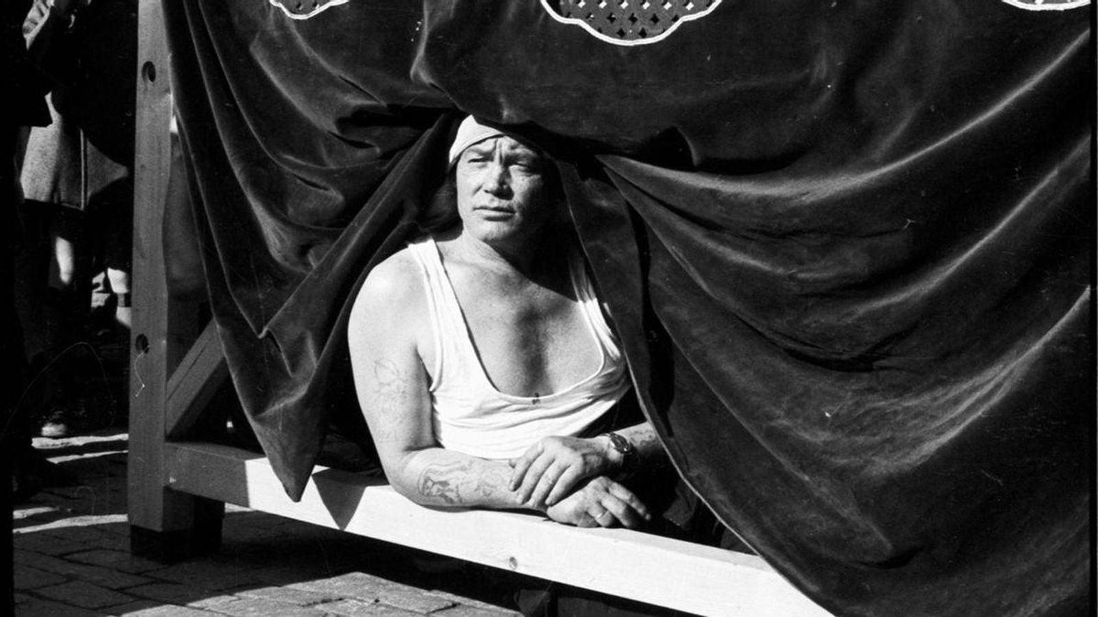 Costalero descansando durante una procesión.