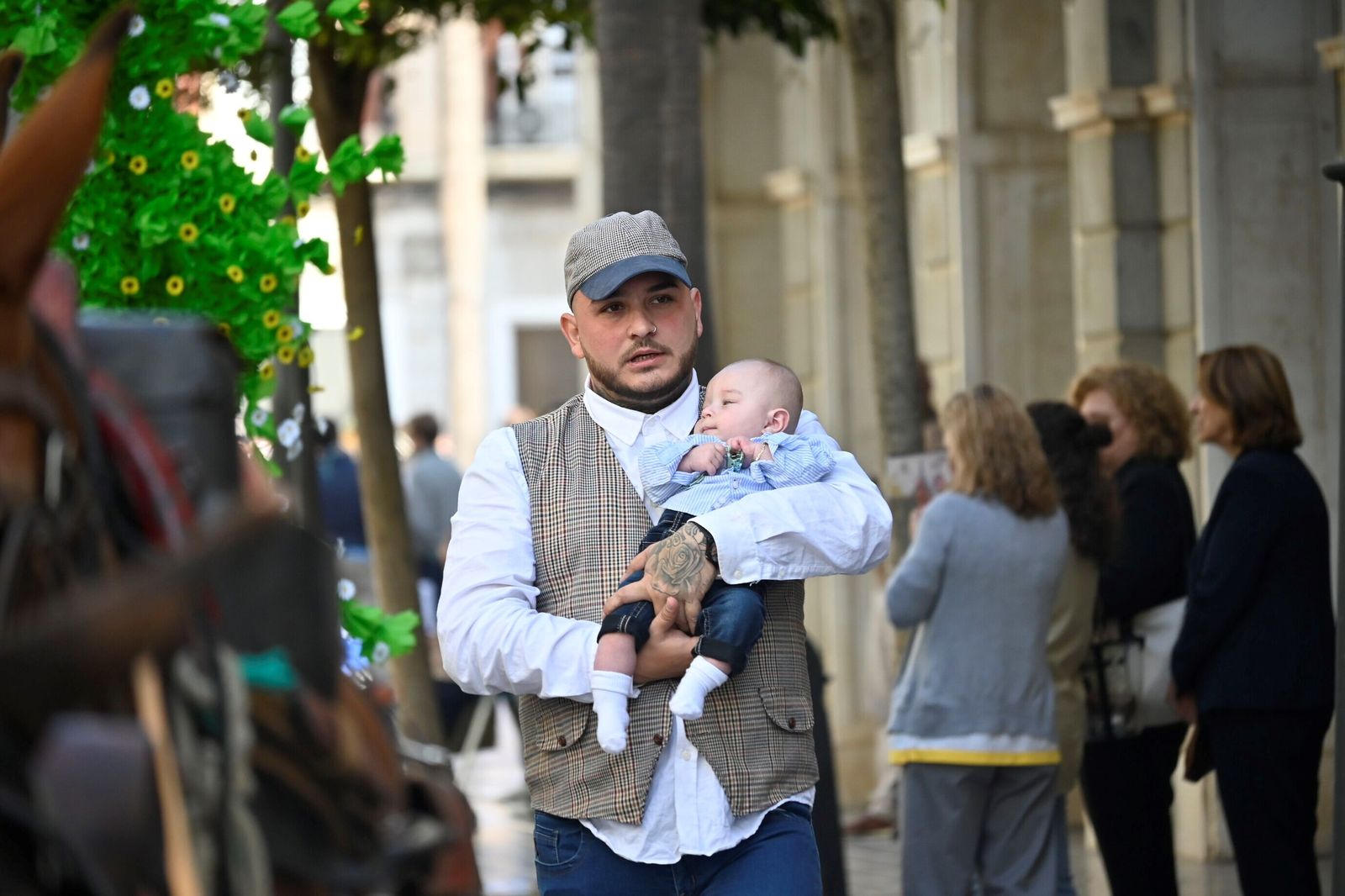 Imágenes de los peregrinos de la Hermandad de Emigrantes en su salida por las calles de Huelva