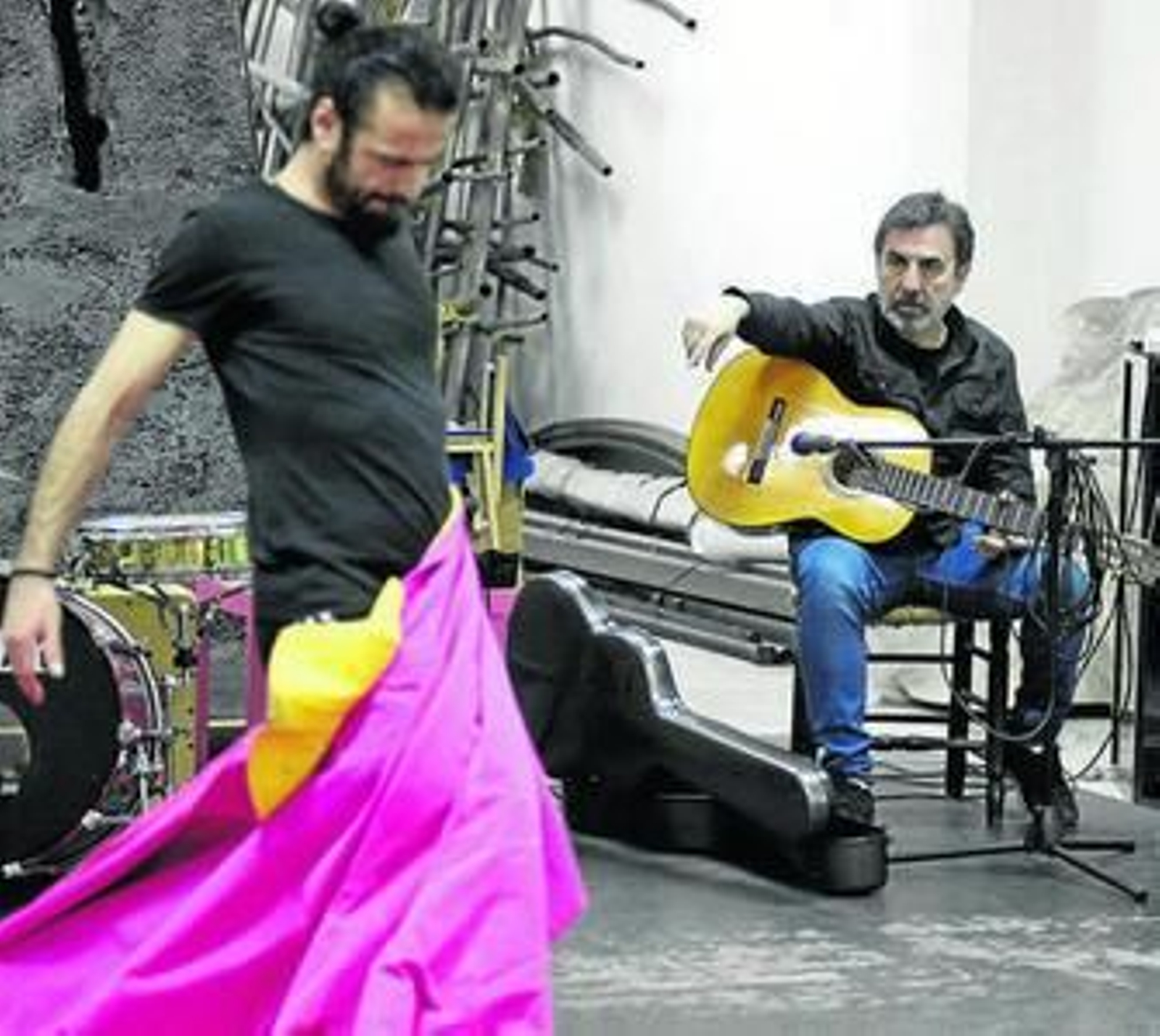 Eva Yerbabuena, con su cuerpo de baile, en su estudio en la localidad sevillana de Dos Hermanas.