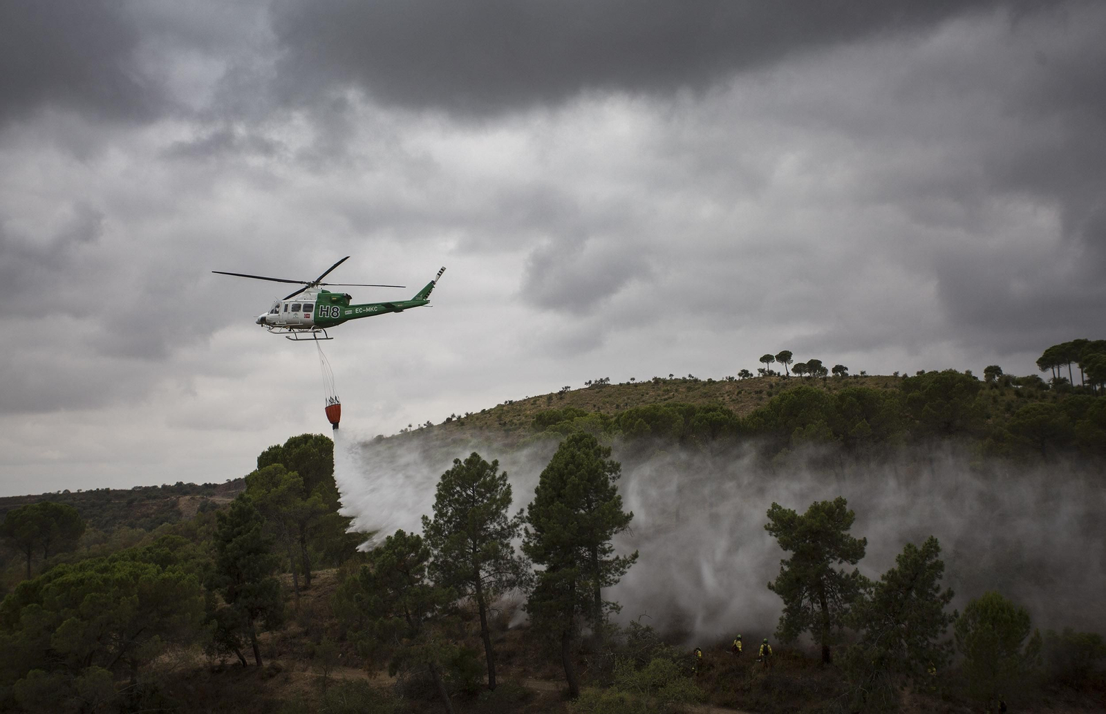 Ejercicio contra incendios en la base Brica de Madroñalejo, en Aznalcóllar