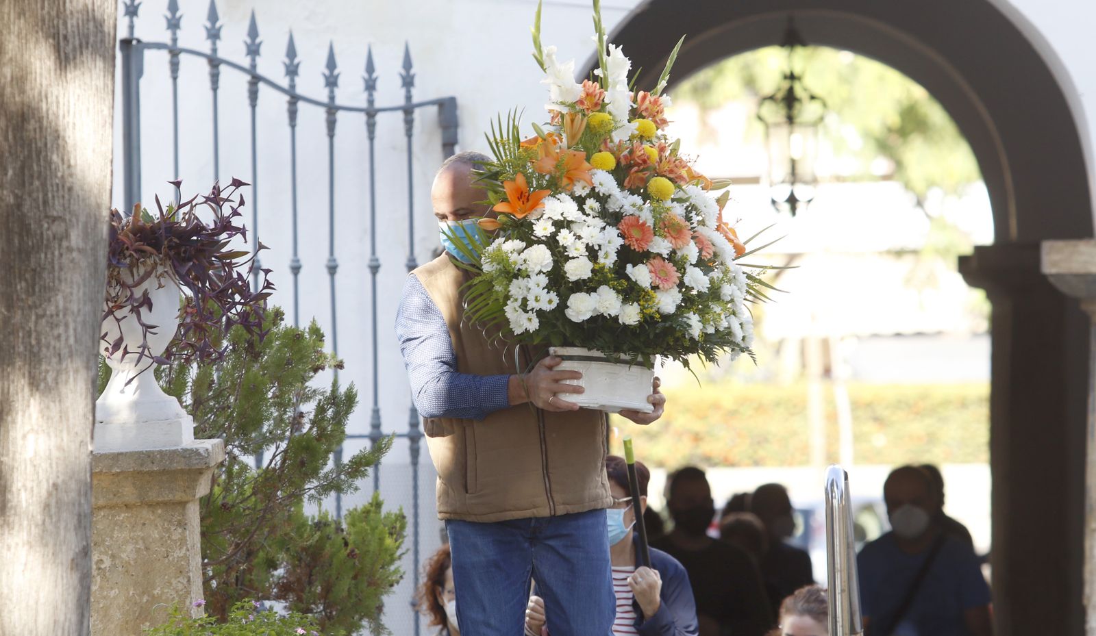 El covid-19 motiva un Día de los Santos de recogimiento en los cementerios de Córdoba