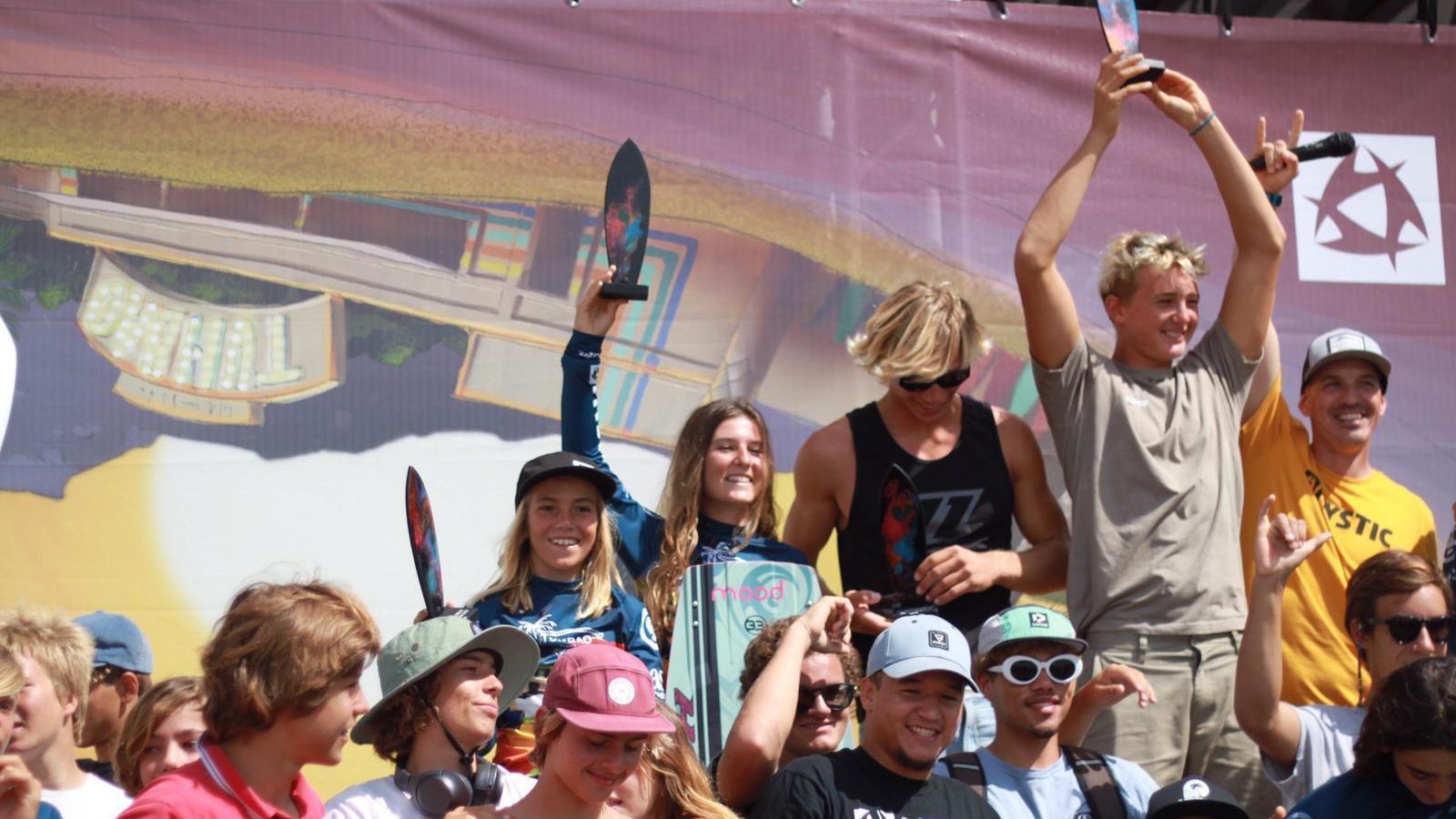 La mojaquera, segunda por la izquierda, levanta su título mundial.