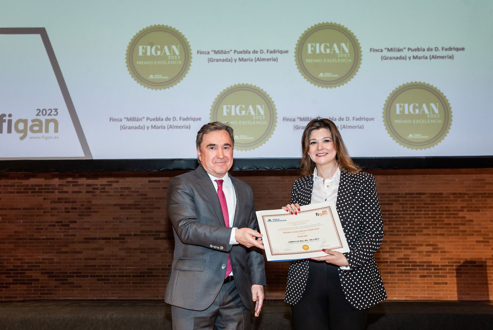 La directora general adjunta de Cefusa, Inmaculada Cánovas recibe el premio de manos de Eduardo Berges, director para el Sur de Europa y África de Human Nutrition & Healt