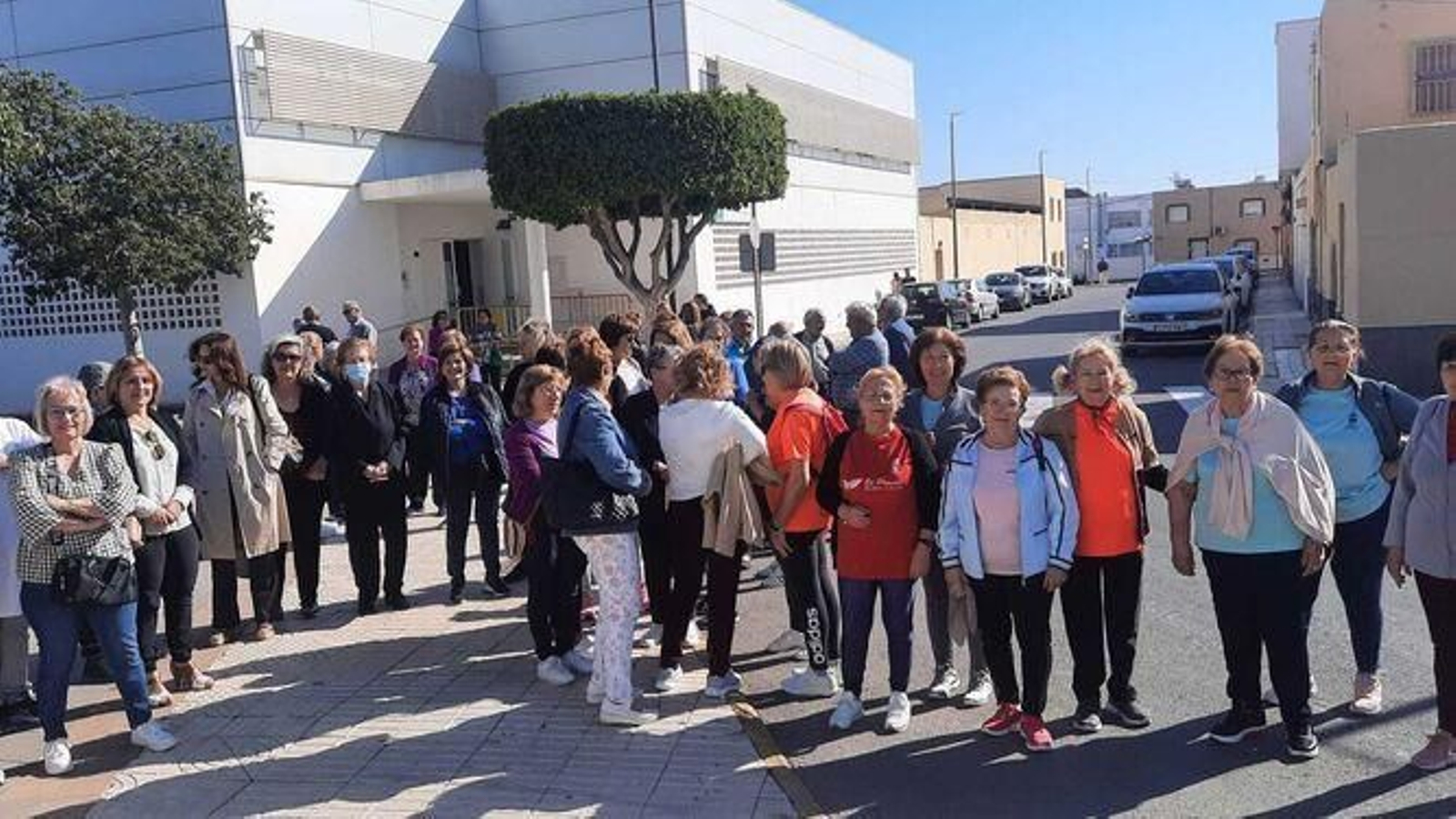 Vecinos se manifestaron en abril en las puertas del centro de salud.