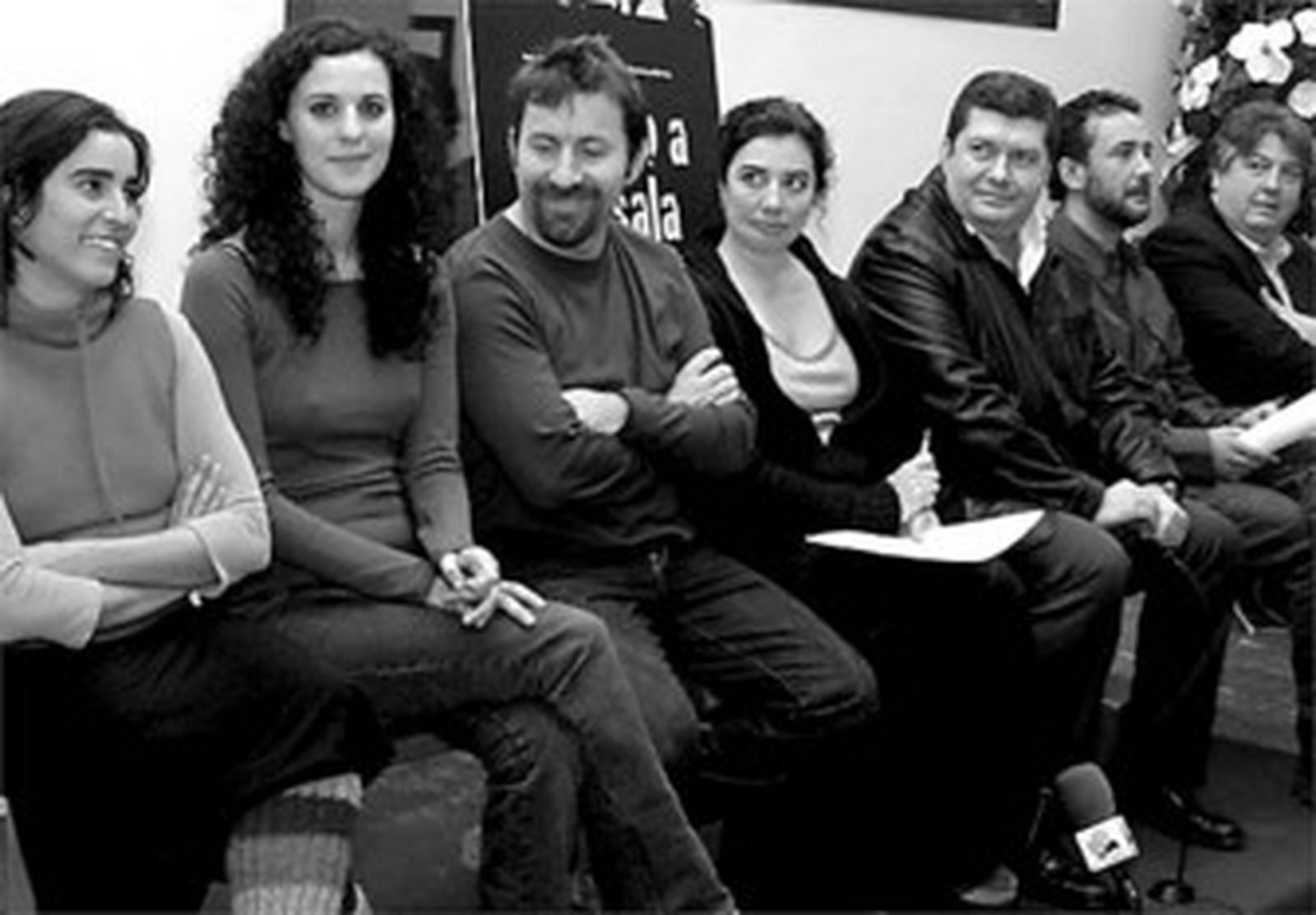 Chus Gutiérrez y los actores del filme, el pasado enero en Los Barrios.