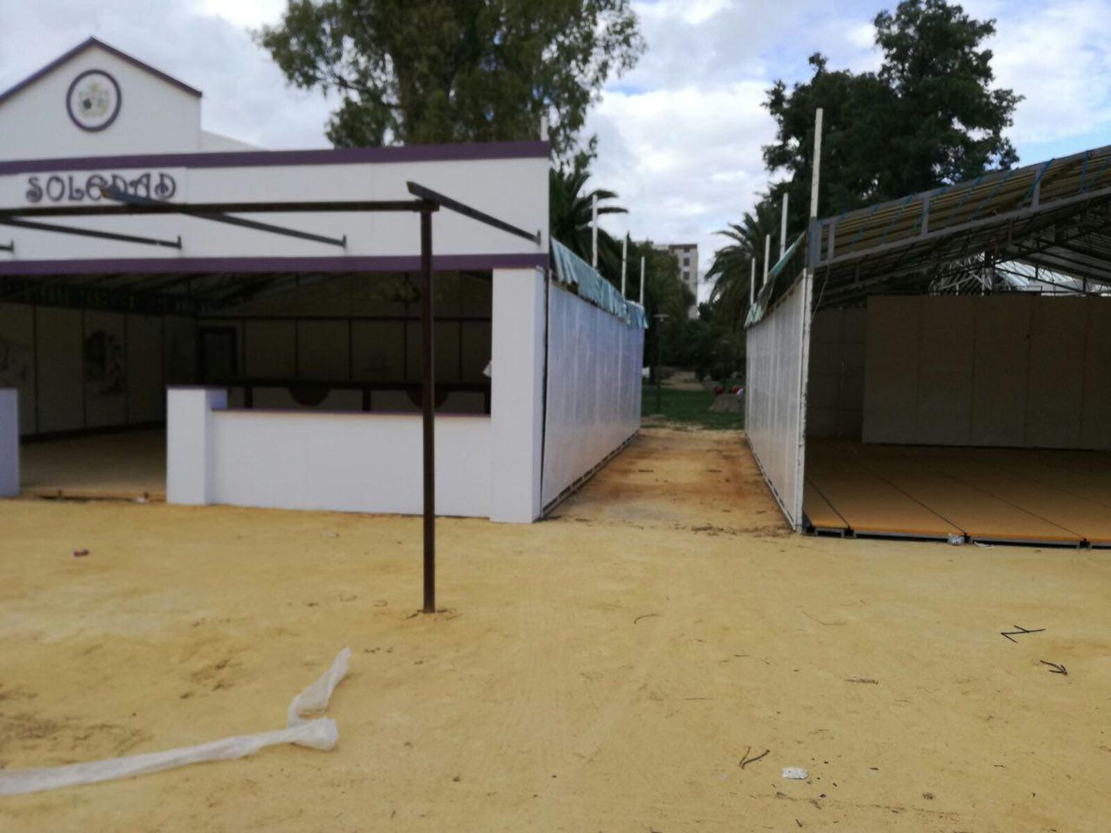 Imagen del único acceso al recinto ferial desde la nueva zona del botellódromo, a espaldas del restaurante El Bosque.
