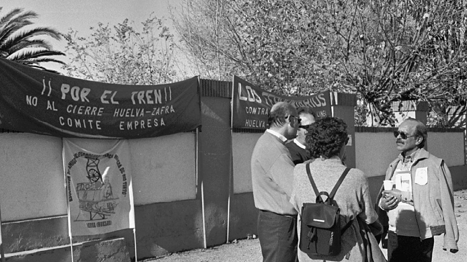 Movilización contra el cierre de la línea en la estación de Calañas en diciembre de 1998.
