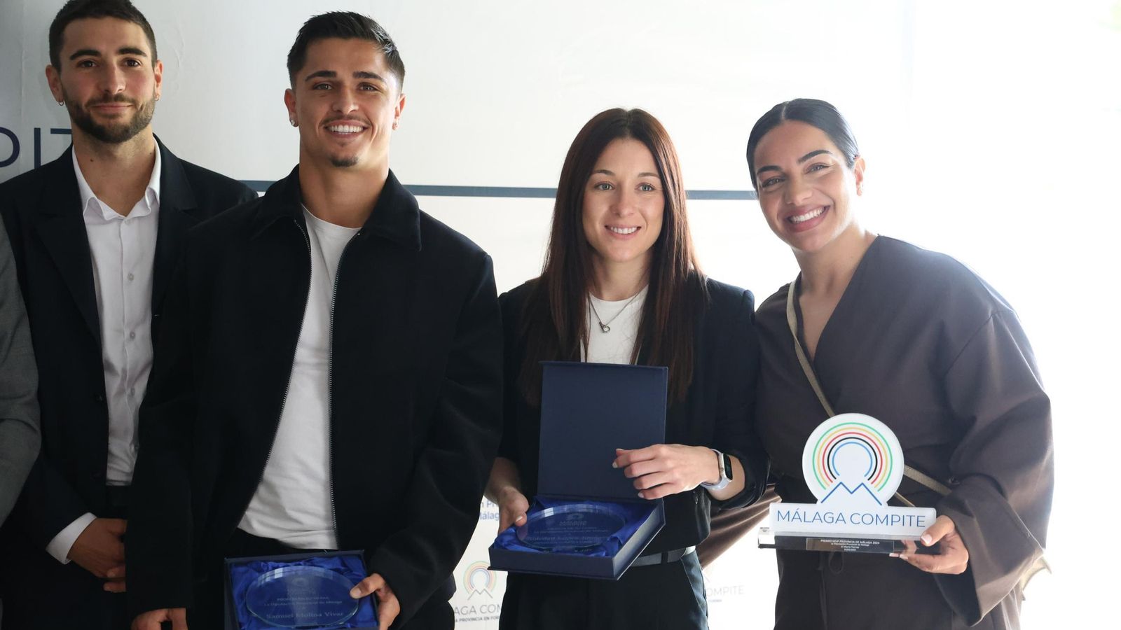 Samuel Molina con su reconocimiento y María Torres con su premio