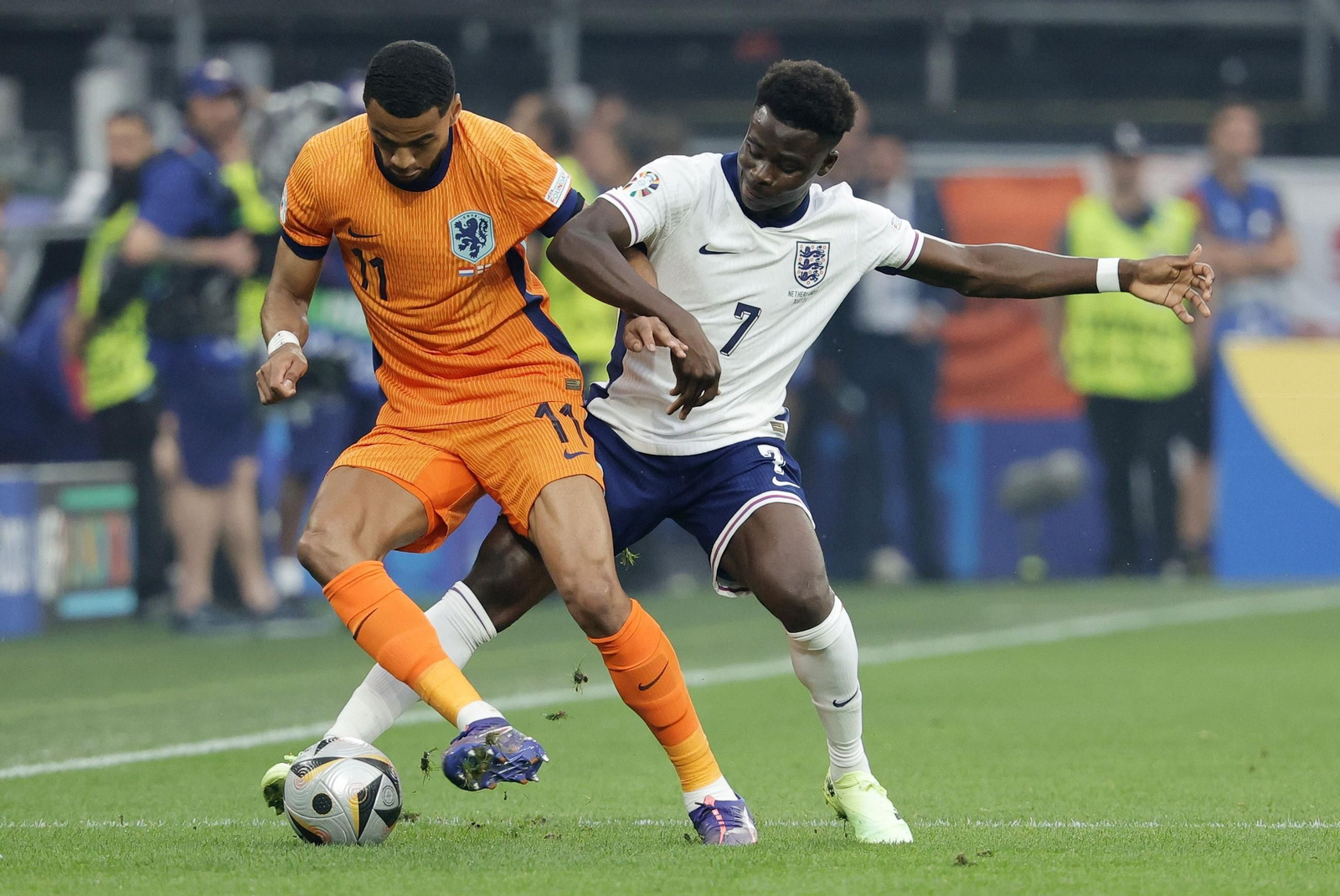 Cody Gakpo y Bukayo Saka en una acción de disputa por el balón. Cody Gakpo y Bukayo Saka en una acción de disputa por el balón.