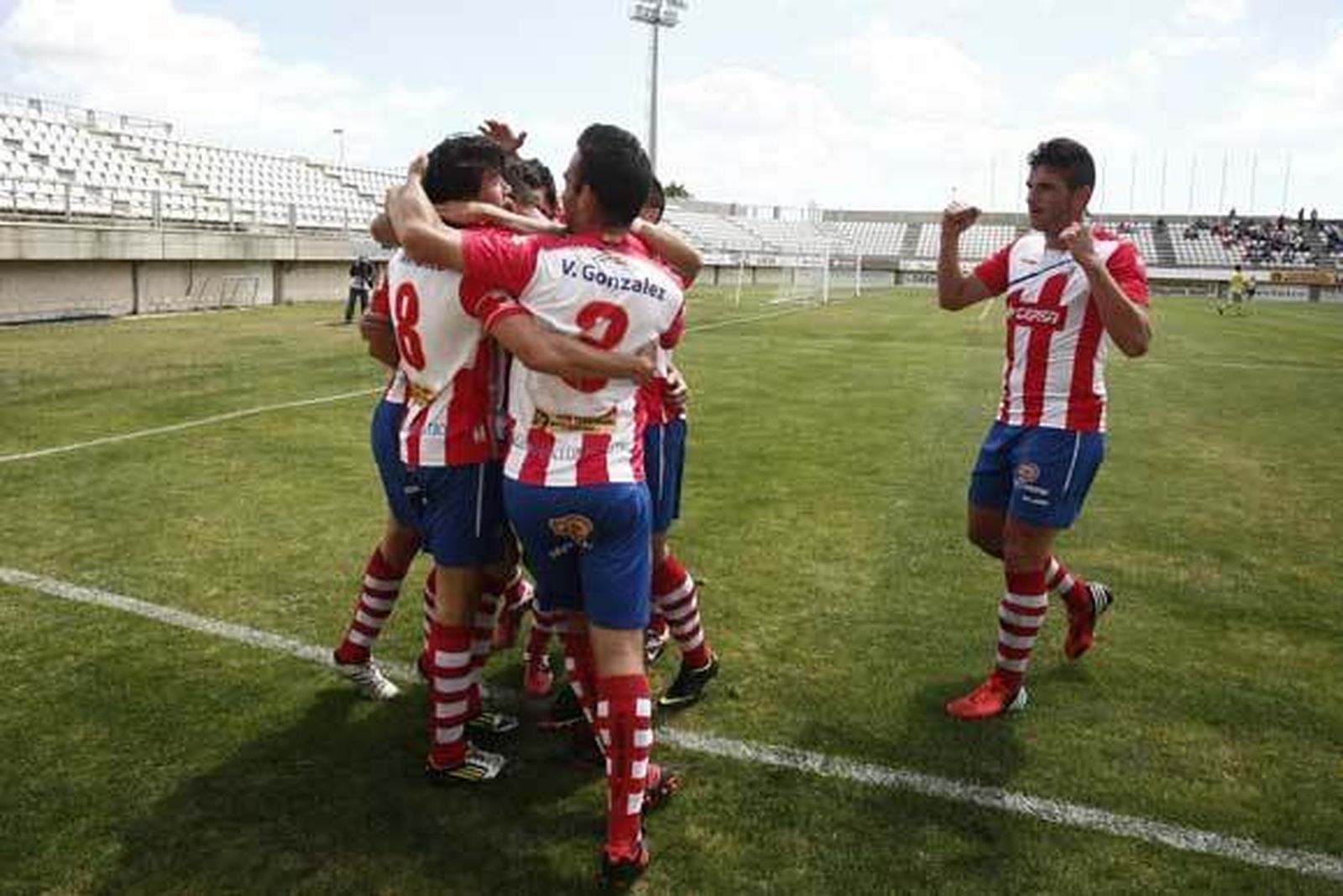 Los jugadores albirrojos celebran el tanto inicial de Javi Chico. /Erasmo Fenoy  Foto: Julio Gonzalez