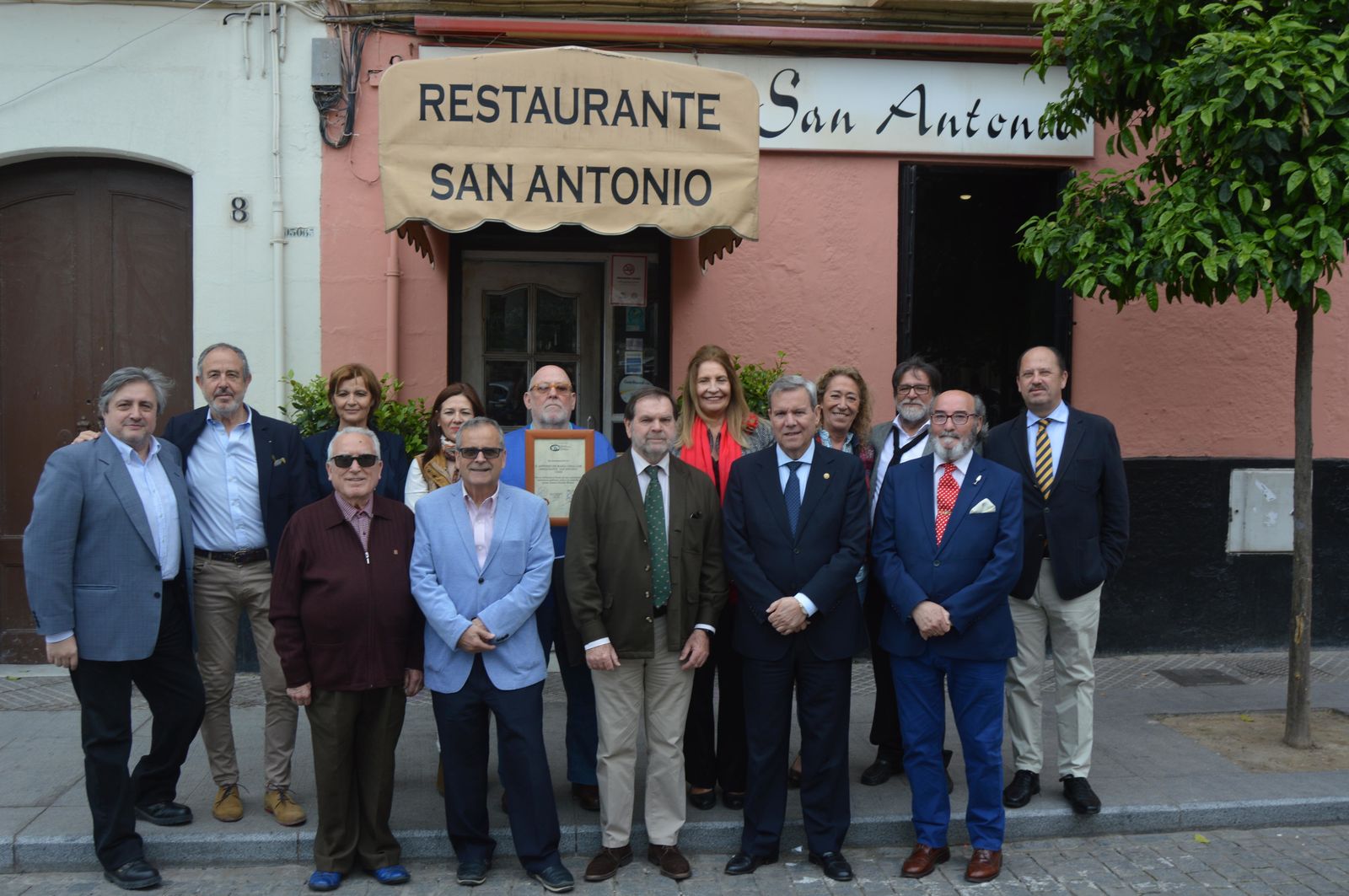 El homenajeado Antonio de María, con Emilio de la Cruz, Rafael Osborne, Manuel Ahumada, Josefa Díaz, Amalia Quero, Pepe Parrado, Eladio Tejedor, Juan Manuel Román, María Colón, María del Carmen Díaz, Carlos Cañizares, Pascual Castila y José Luis Gónzález.