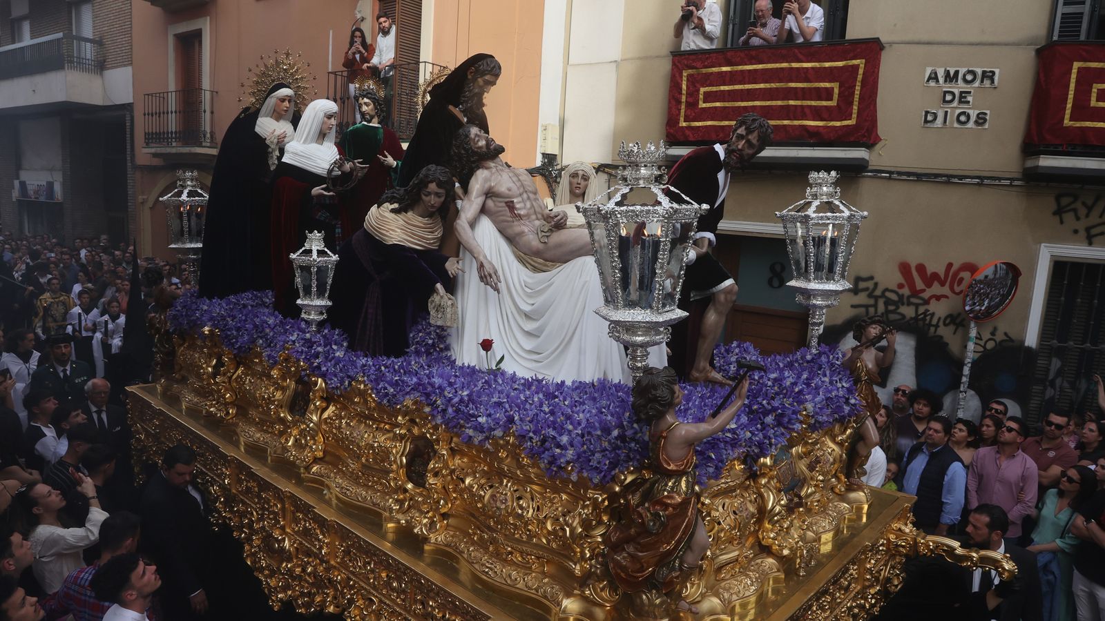 La Rosa de Santa Marta a los pies del Señor.