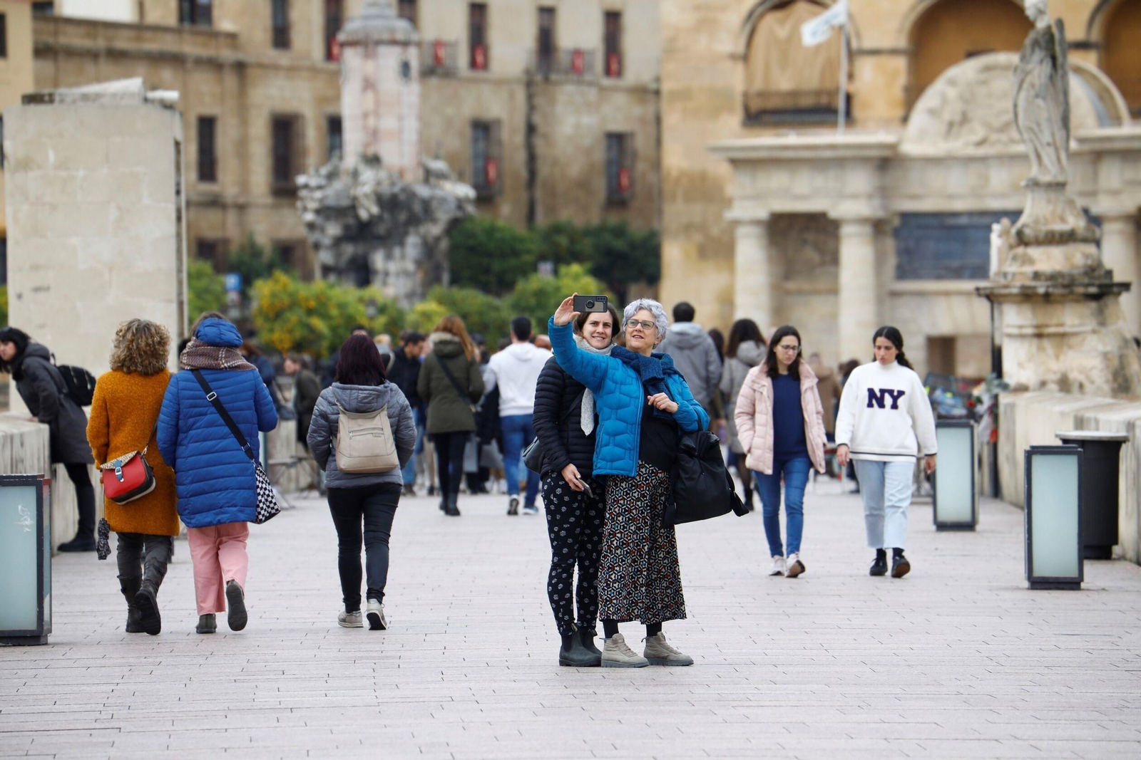 Turistas por el Puente Romano de Córdoba.