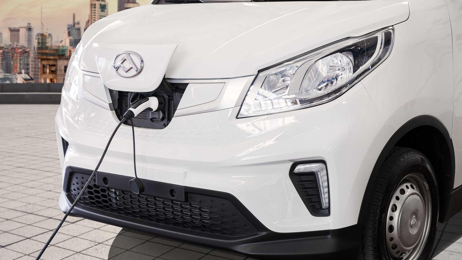 Puede superar, incluso en el caso de la batería menos capaz, los 200 km de autonomía entre cargas. Y sobrepasa los 300 si elegimos las de 53 kWh.