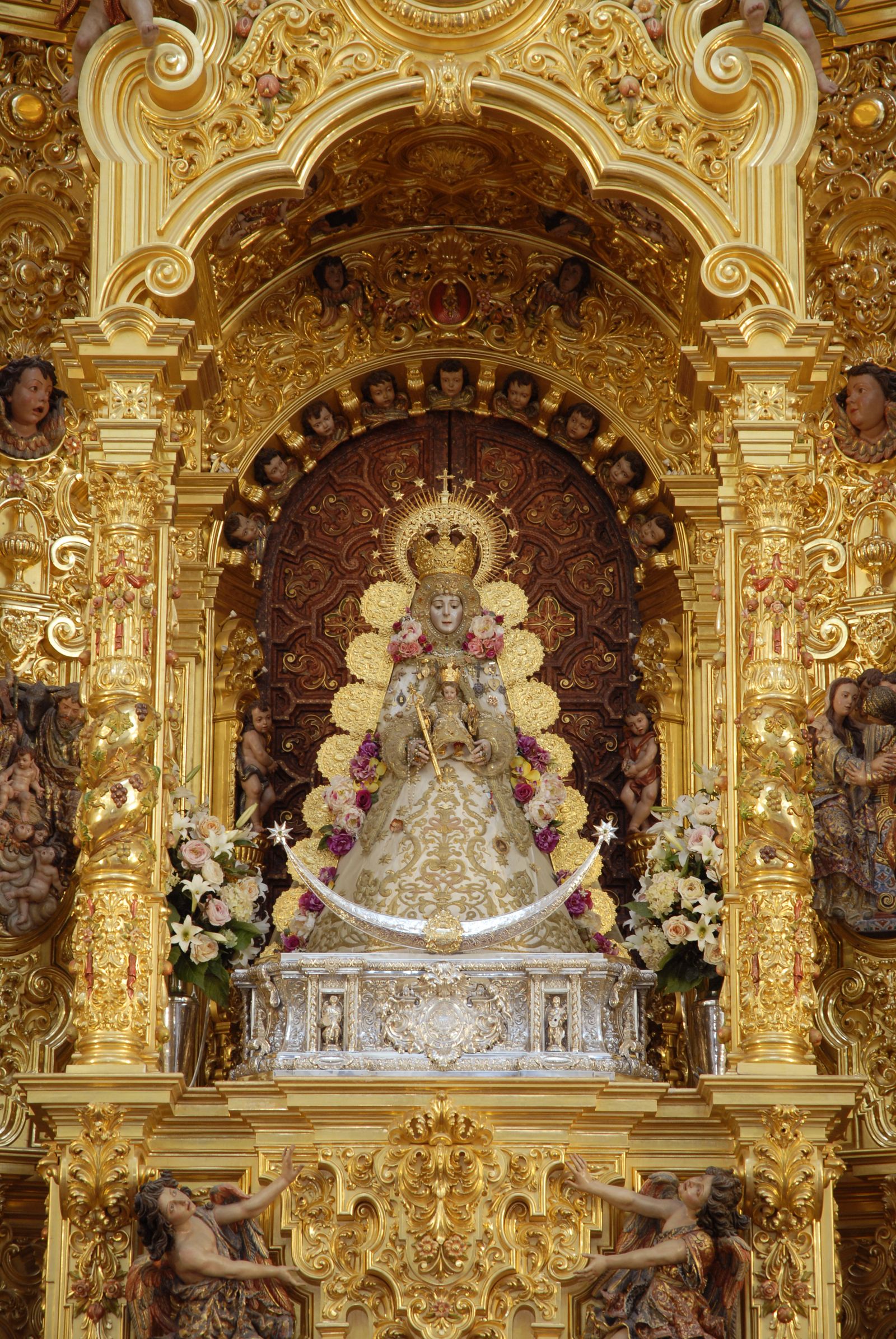 La Virgen del Rocío, en su retablo.