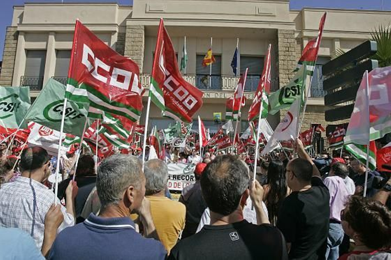 Unos 600 funcionarios se concentraron hoy como protesta por el plan de recortes del Gobierno. 

Foto: Jesus Marin