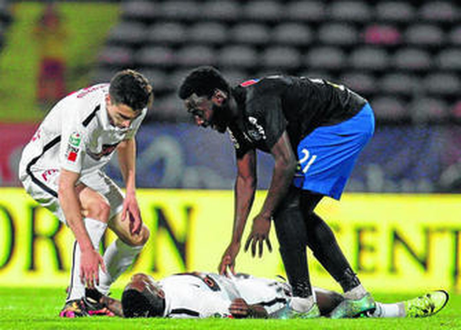 Patrick Ekeng, atendido por un compañero y un rival sobre el césped
