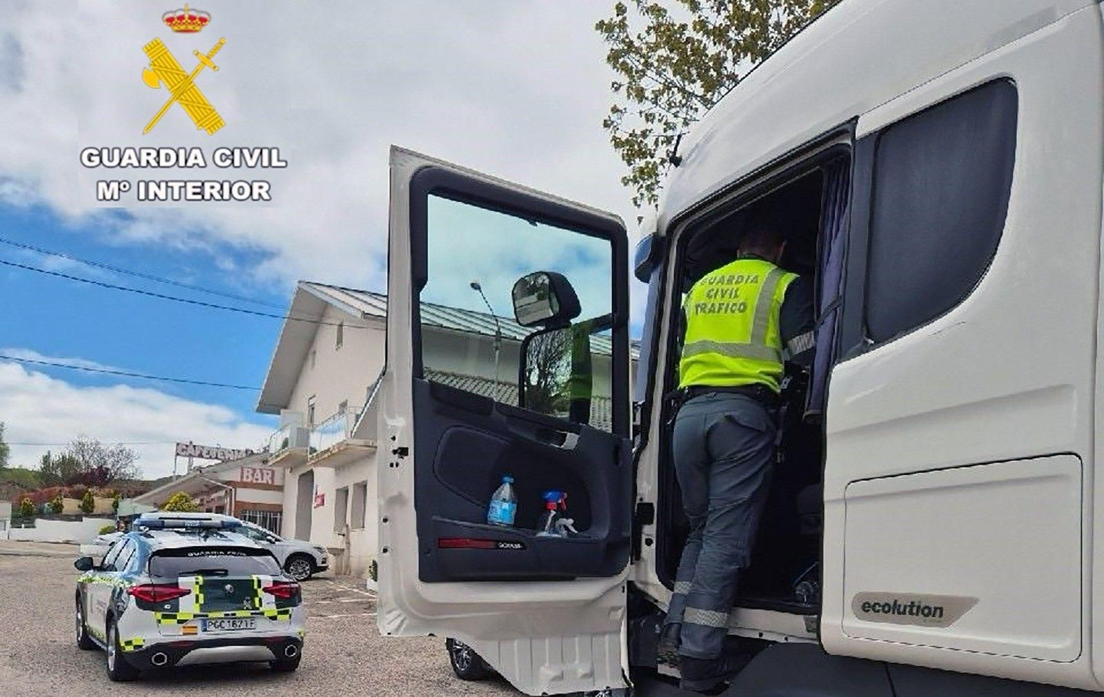 Un agente de la Guardia Civil durante la interceptación de un camión que circulaba "erráticamente y de manera anómala" por la A-49 sentido Huelva.