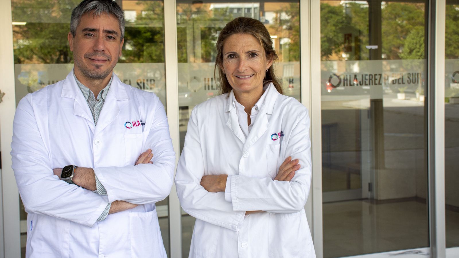 El Dr. Jorge Martín Cañulo junto a la Dra. Dra. Esther Dóiz.